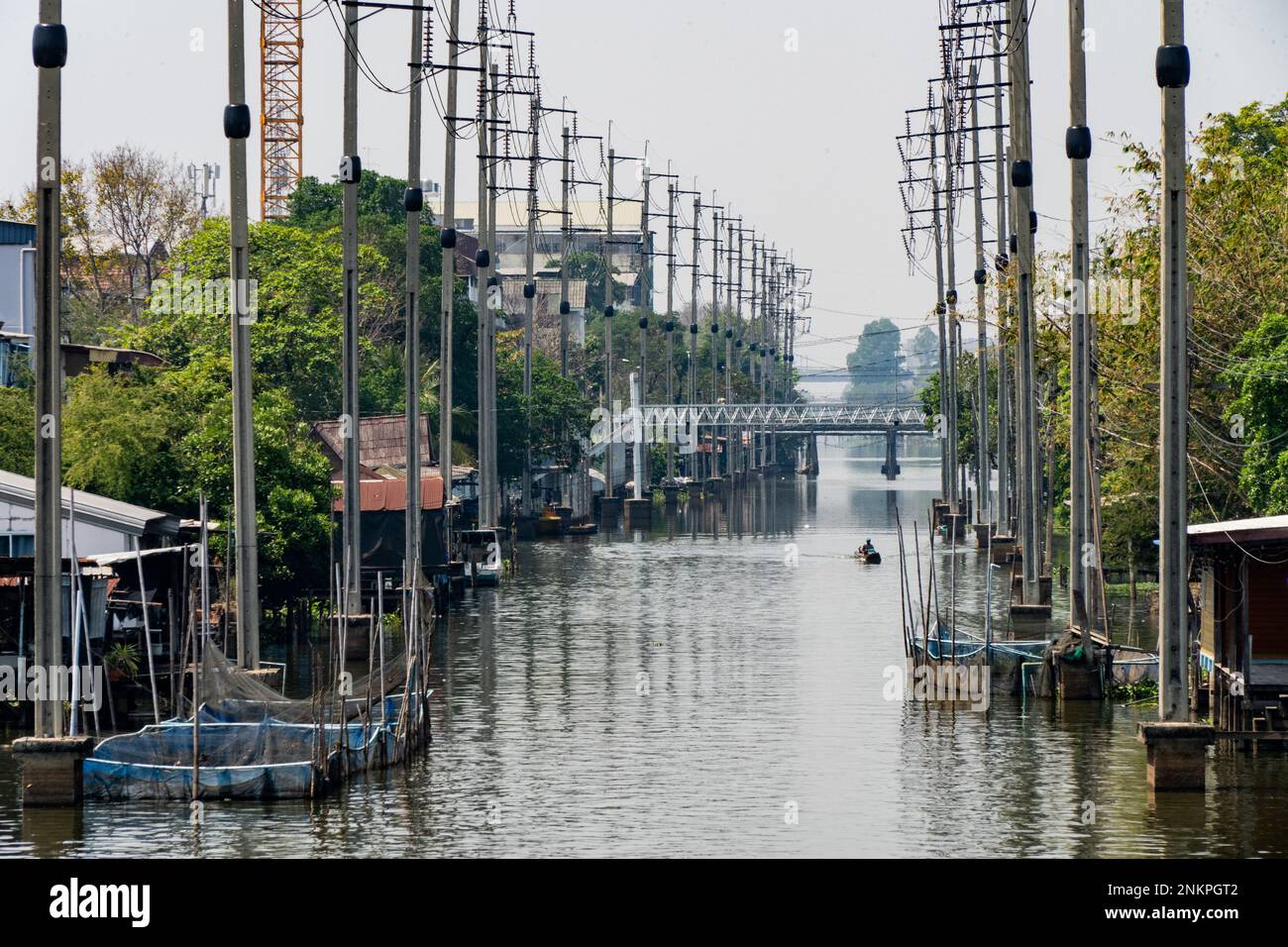 Lad Krabang, Thailand, 24/02/2023, Ein Fischerboot fährt den Kanal hinauf. Das tägliche Leben rund um Lad Krabang, ein Wohnviertel in der Nähe des internationalen Flughafens Suvarnabhumi, in East Bangkok, Thailand, am 24. Februar 2022. Stockfoto