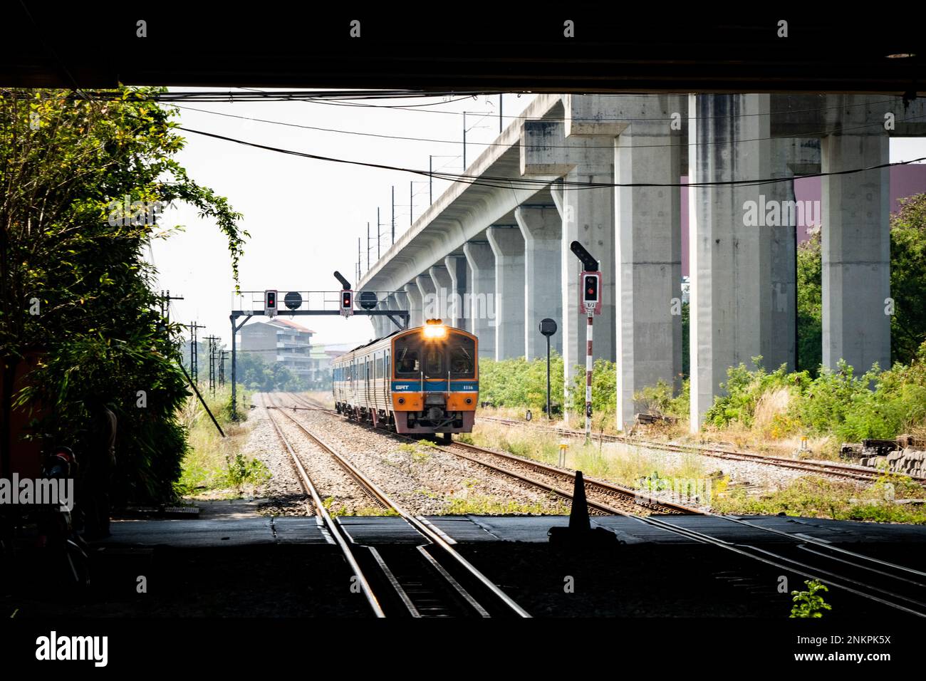 Lad Krabang, Thailand, 24/02/2023, Ein SRT-Zug (State Railway of Thailand) nähert sich dem Bahnhof Lad Krabang. Das tägliche Leben rund um Lad Krabang, ein Wohnviertel in der Nähe des internationalen Flughafens Suvarnabhumi, in East Bangkok, Thailand, am 24. Februar 2022. Stockfoto