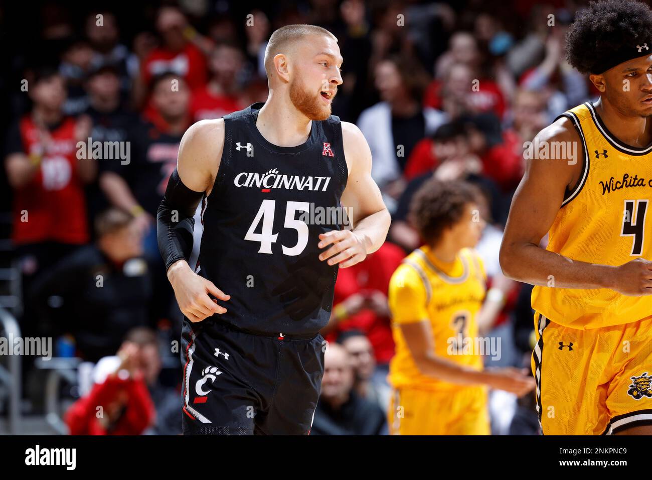 CINCINNATI, OH - FEBRUARY 17: Cincinnati Bearcats guard Mason Madsen (45) looks on during a college basketball game against the Wichita State Shockers on Feb. 17, 2022 at Fifth Third Arena in Cincinnati, Ohio. (Photo by Joe Robbins/Icon Sportswire) (Icon Sportswire via AP Images) Stockfoto