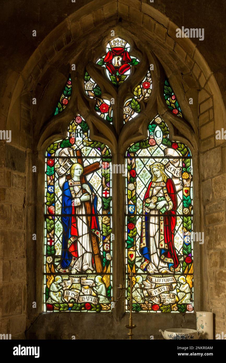 Buntglasfenster mit Themen von Glauben und Liebe, St Marys Church, Burrough on the Hill, Leicestershire, England, Großbritannien Stockfoto