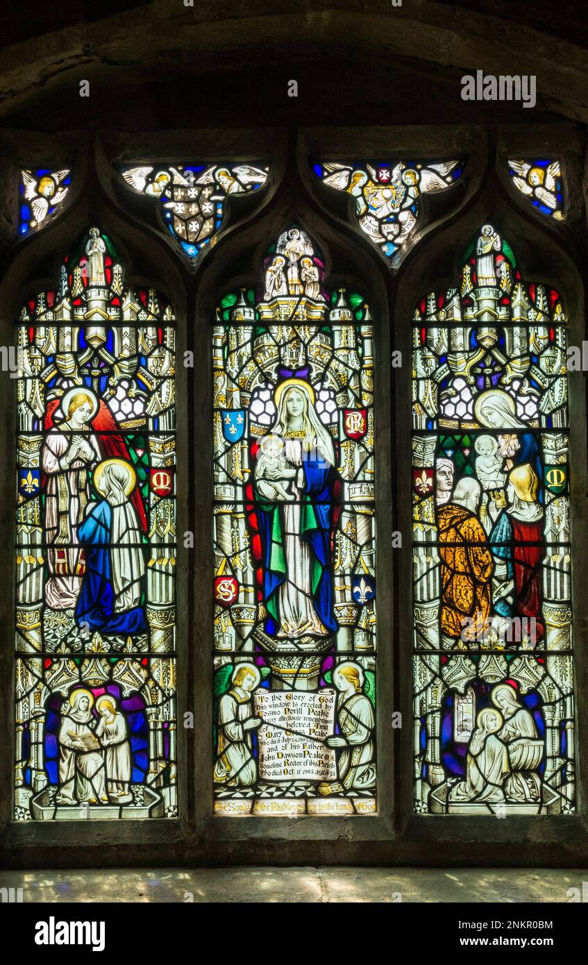 Buntglasfenster, die Maria mit dem Baby Jesus, St Marys Church, Burrough on the Hill, Leicestershire, England, Großbritannien, darstellen Stockfoto