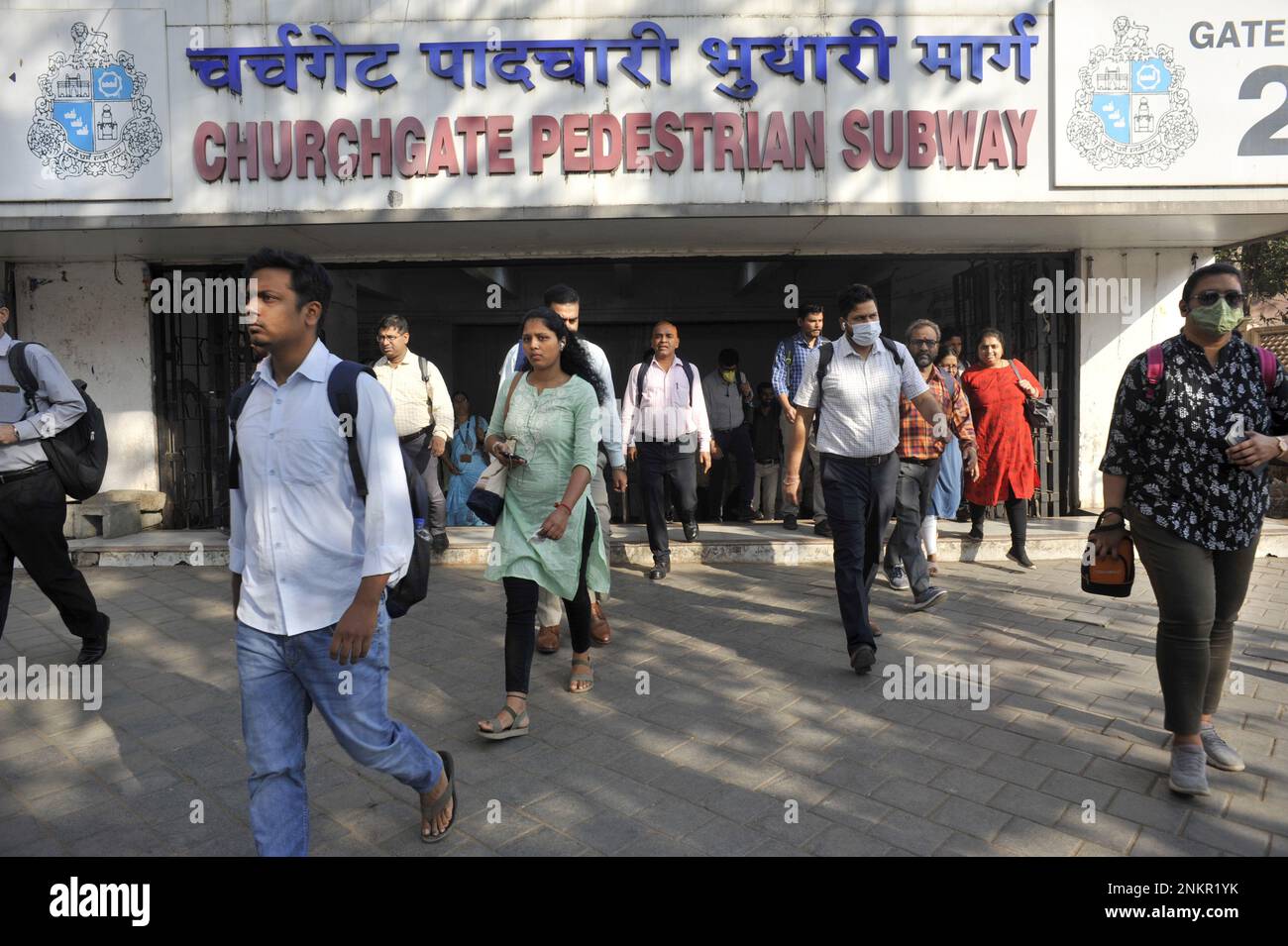 INDIEN. MAHARASTHRA. MUMBAI (BOMBAY) CHURCHGATE STATION. MORGENS ZUR HAUPTVERKEHRSZEIT Stockfoto