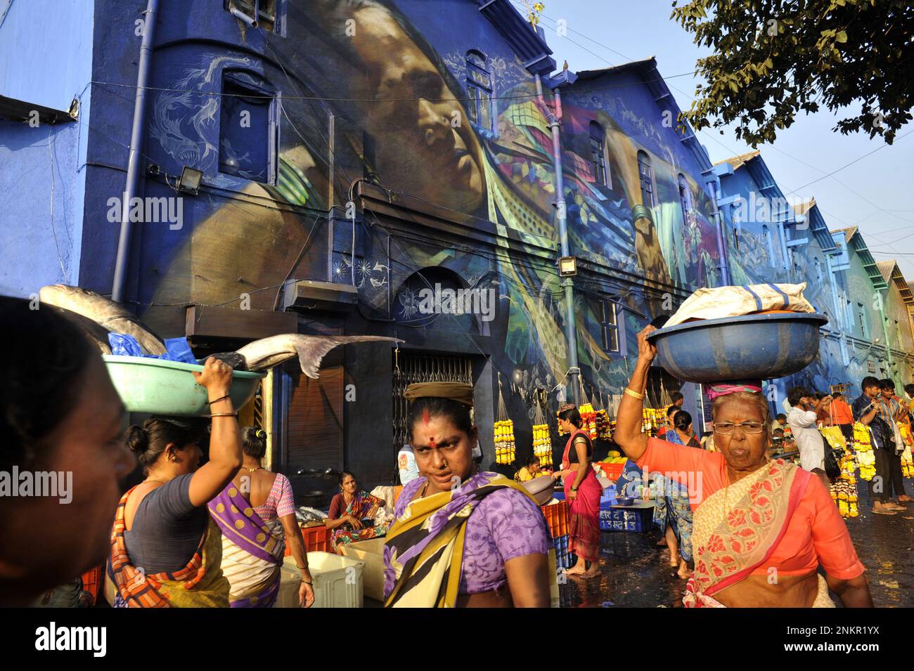 INDIEN. MAHARASTHRA. MUMBAI (BOMBAY) SASSOON LEGT DEN FISCHMARKT AN, DIE WÄNDE DER DOCKS WURDEN WÄHREND DES KUNSTPROJEKTS VON STRASSENKUNSTKÜNSTLERN GEMALT Stockfoto