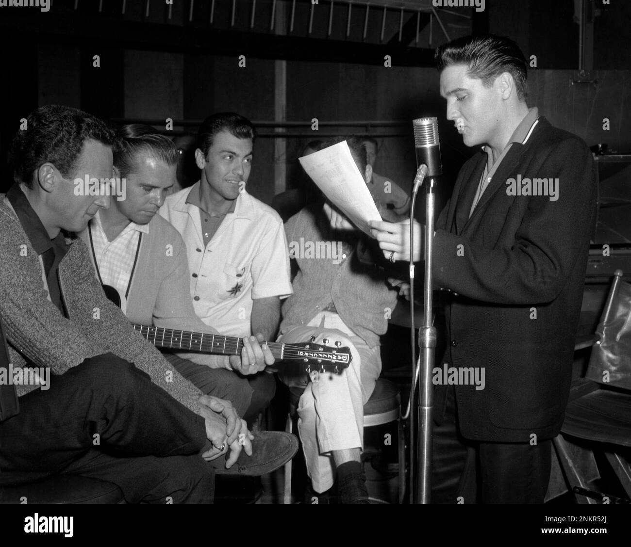 Elvis fotografierte während des G.I. Blues-Soundtrack-Aufnahmestunde, April 1960 Stockfoto