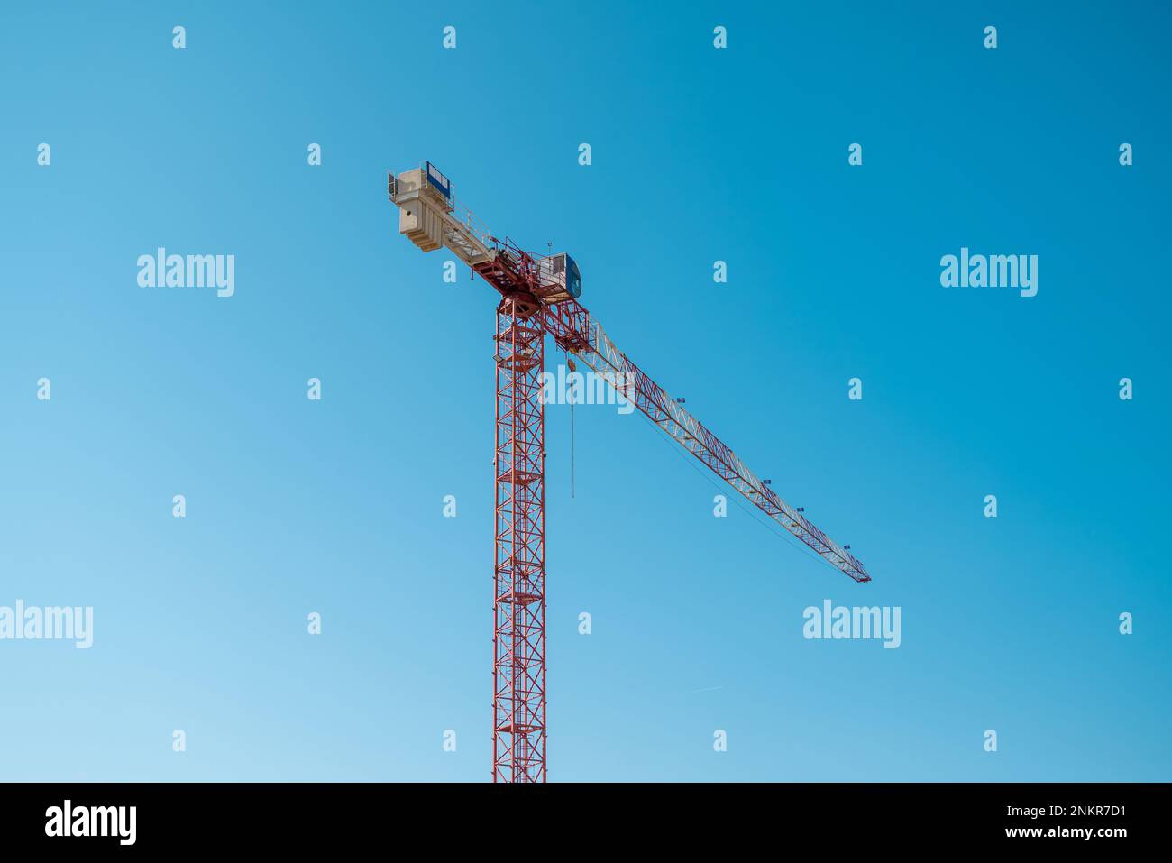 Baukran vor dem wolkenlosen, sonnigen blauen Himmel Stockfoto