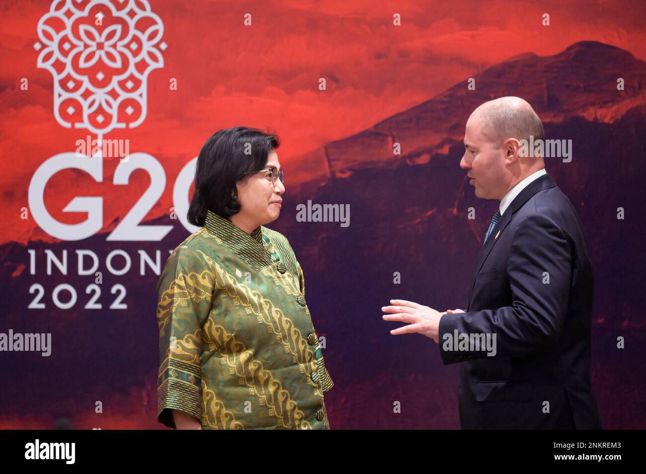 Indonesian Finance Minister Sri Mulyani Indrawati, left, talks with Australia's Treasurer Josh Frydenberg during their bilateral meeting on the sidelines of the G20 Finance Ministers and Central Bank Governors Meeting in Jakarta, Indonesia, Thursday, Feb. 17, 2022. (Bay Ismoyo, Pool photo via AP) Stockfoto