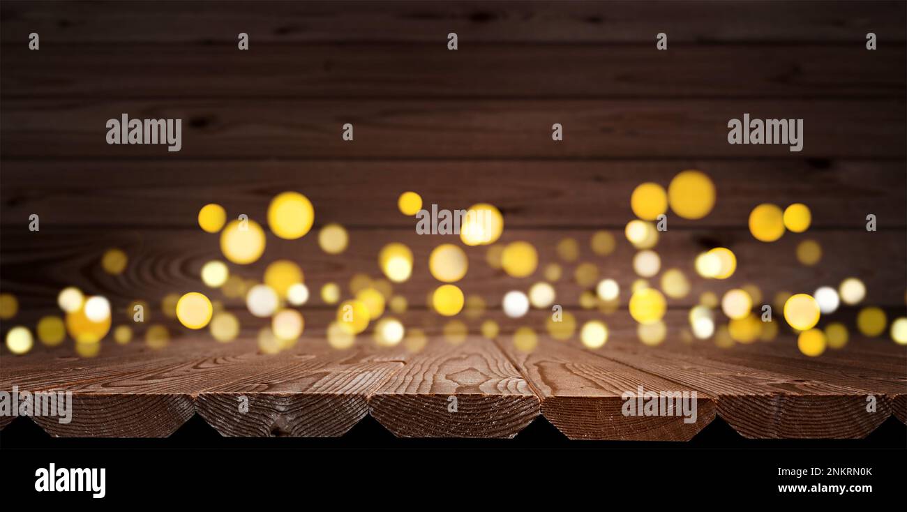 Holzbühne mit Unschärfe-Licht. Aktienhintergrund Stockfoto
