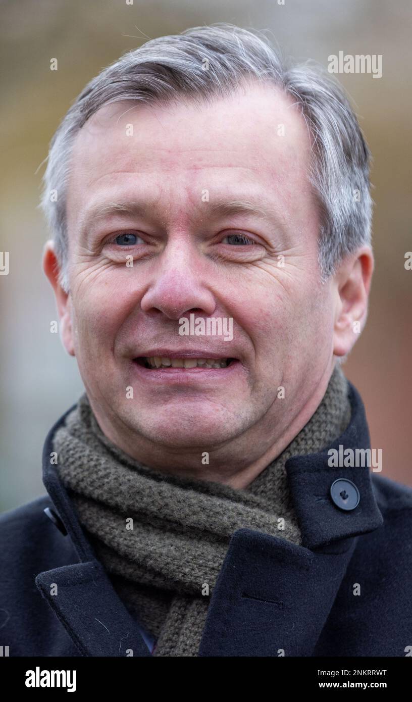 Ludwigslust, Deutschland. 22. Februar 2023. Heiko Geue (SPD), Finanzminister von Mecklenburg-Vorpommern, bei einem Termin bei der Restaurierung des Schlosses Ludwigslust. Kredit: Jens Büttner/dpa/Alamy Live News Stockfoto