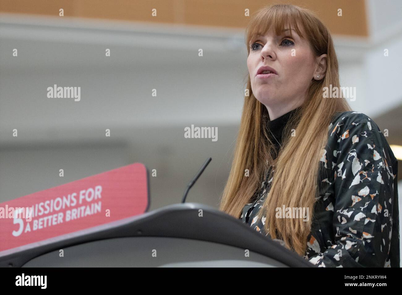 Manchester UK. 23./02./2023, Angela Rayner spricht vor Keir Starmer fünf kühne Missionen für ein besseres Großbritannien auf dem 1 Angel Square, Manchester UK. Der Labour-Führer sprach vor den Kollegen des Schattenkabinetts und Politikern aus manchester. Er nennt den Zweck der Missionen als. „Es bedeutet, dass klare Prioritäten gesetzt werden müssen.“ Eine unermüdliche Konzentration auf die wichtigen Dinge kann „die Grundlagen in Ordnung bringen“. Bild: Garyroberts/worldwidefeatures.com Stockfoto