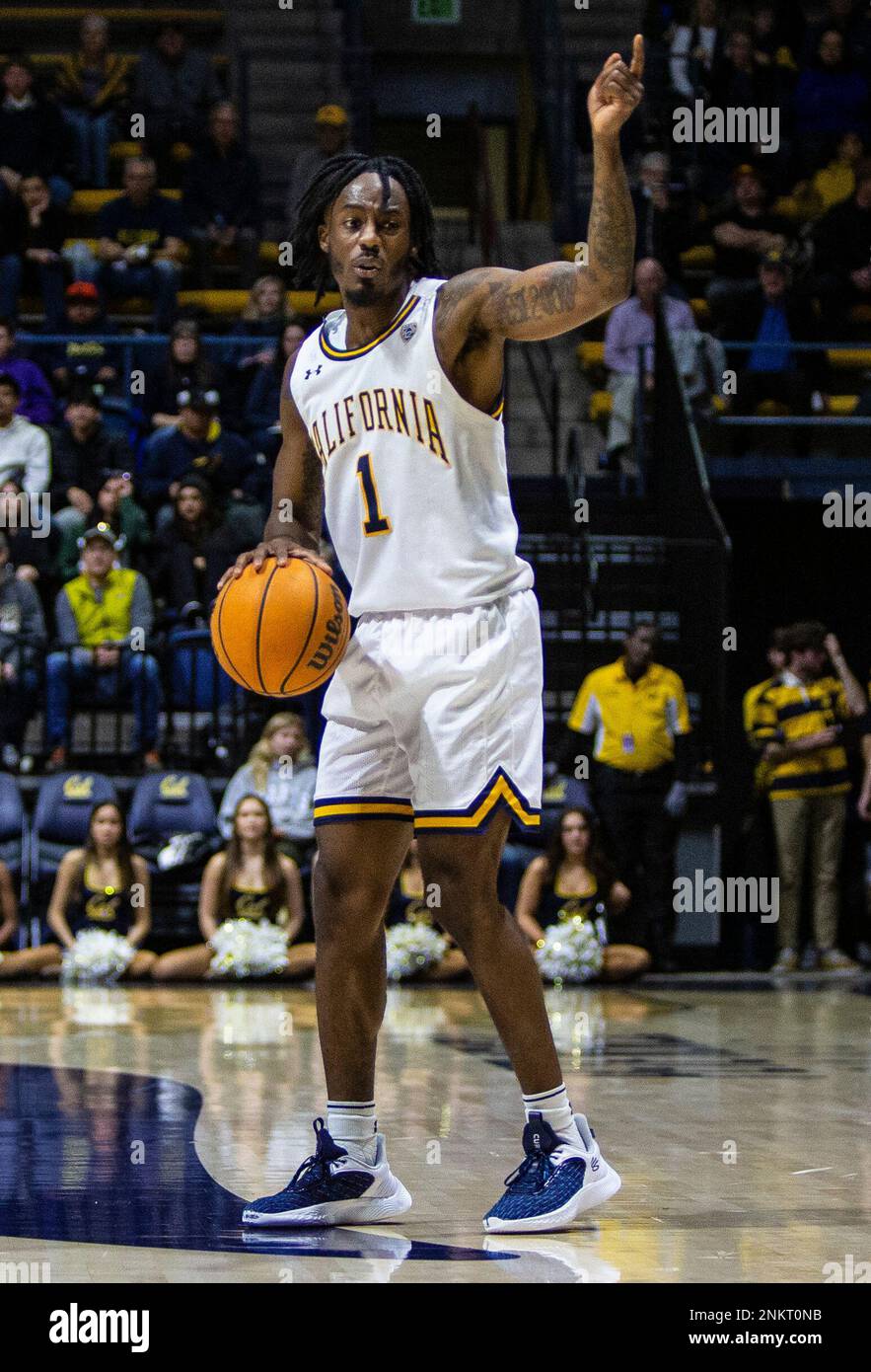 Berkeley, Kalifornien USA 23. Februar 2023. A. California Guard Joel Brown (1) bestimmt das Spiel während des NCAA Männer Basketballspiels zwischen Washington Huskies und den California Golden Bears. Washington schlug Kalifornien 65-56 im Haas Pavilion Berkeley Calif Thurman James/CSM/Alamy Live News Stockfoto