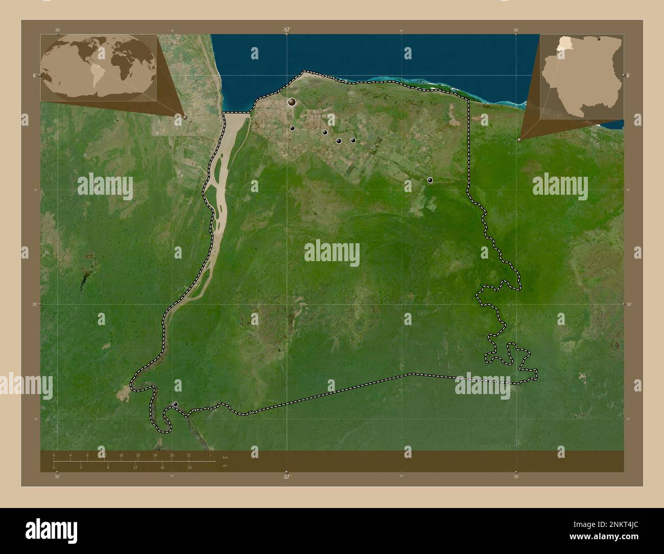 Nickerie, Bezirk Suriname. Satellitenkarte mit niedriger Auflösung. Standorte der wichtigsten Städte der Region. Eckkarten für zusätzliche Standorte Stockfoto