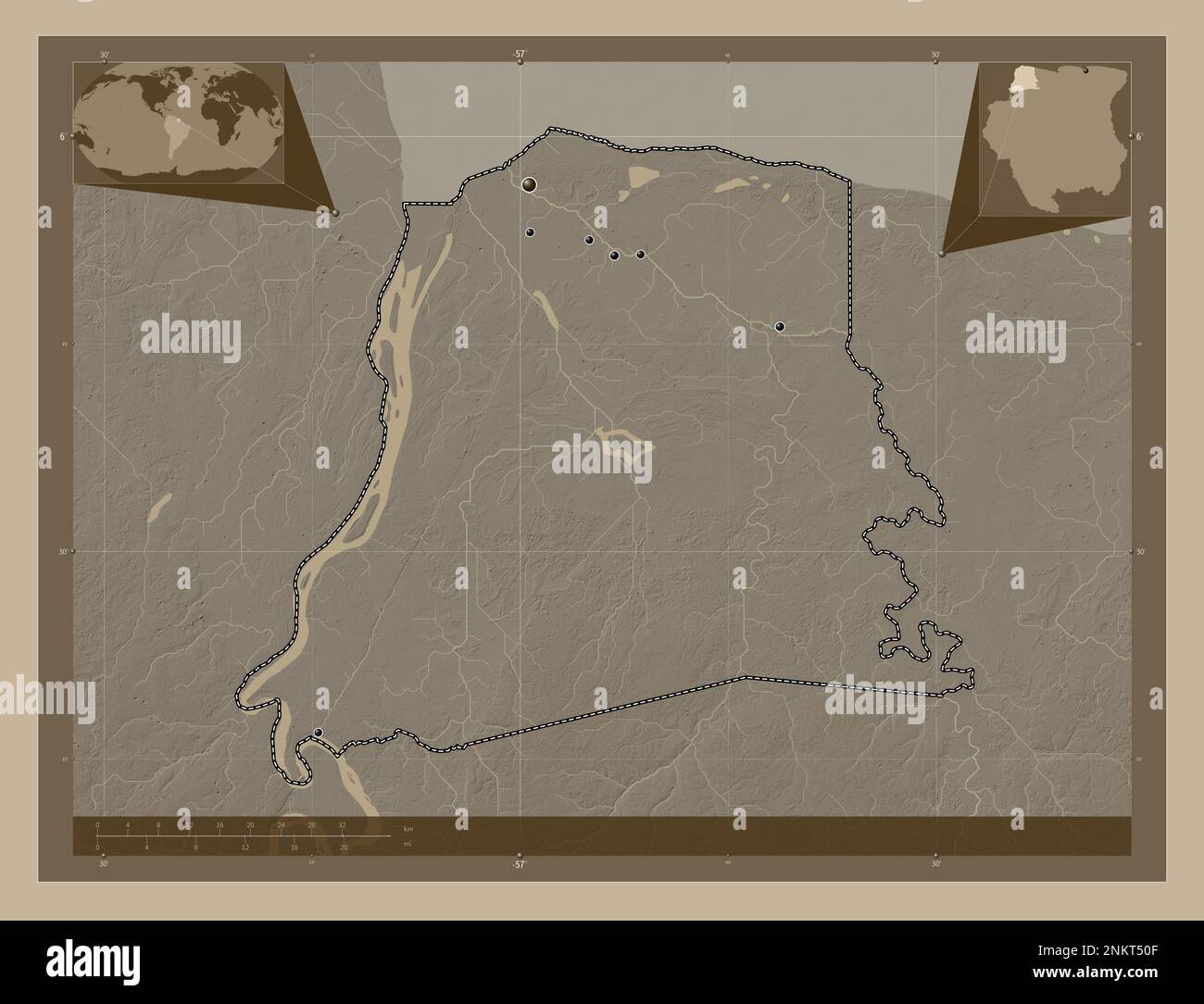 Nickerie, Bezirk Suriname. Höhenplan in Sepia-Tönen mit Seen und Flüssen. Standorte der wichtigsten Städte der Region. Ecken-Zusatzgerät Stockfoto