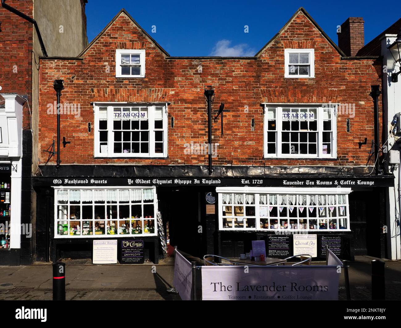 Die älteste Apotheke und Lavendel Tee Zimmer auf dem Markt in Knaresborough North Yorkshire England Stockfoto