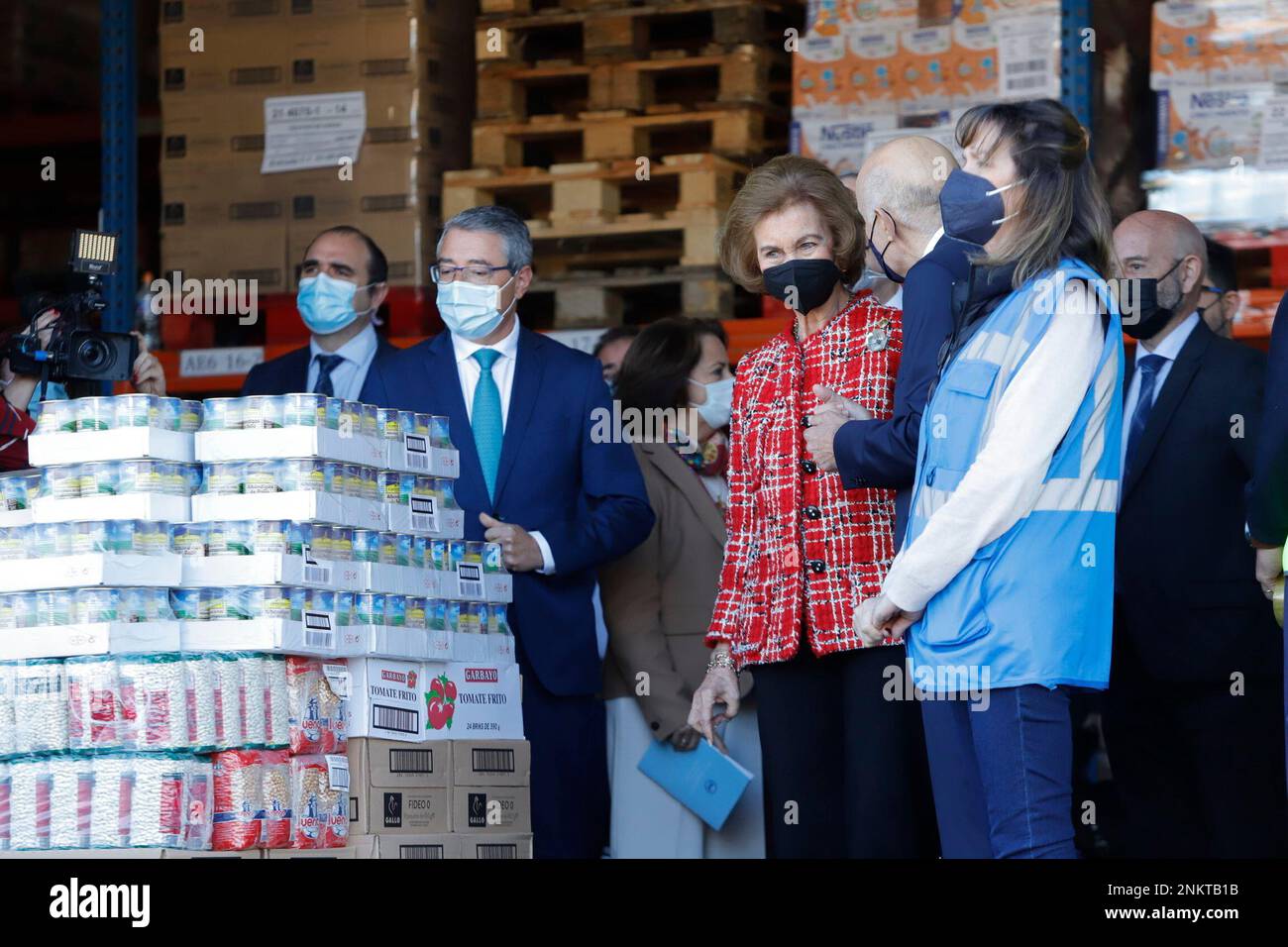 Queen Sofia meets with officials of the Food Bank Association of the Costa del Sol, visiting the facilities and holds a meeting with volunteers on February 14, 2022 in Malaga (Andalusia). FEBRUARY 14;2022 Álex Zea / Europa Press 02/14/2022 (Europa Press via AP) Stockfoto