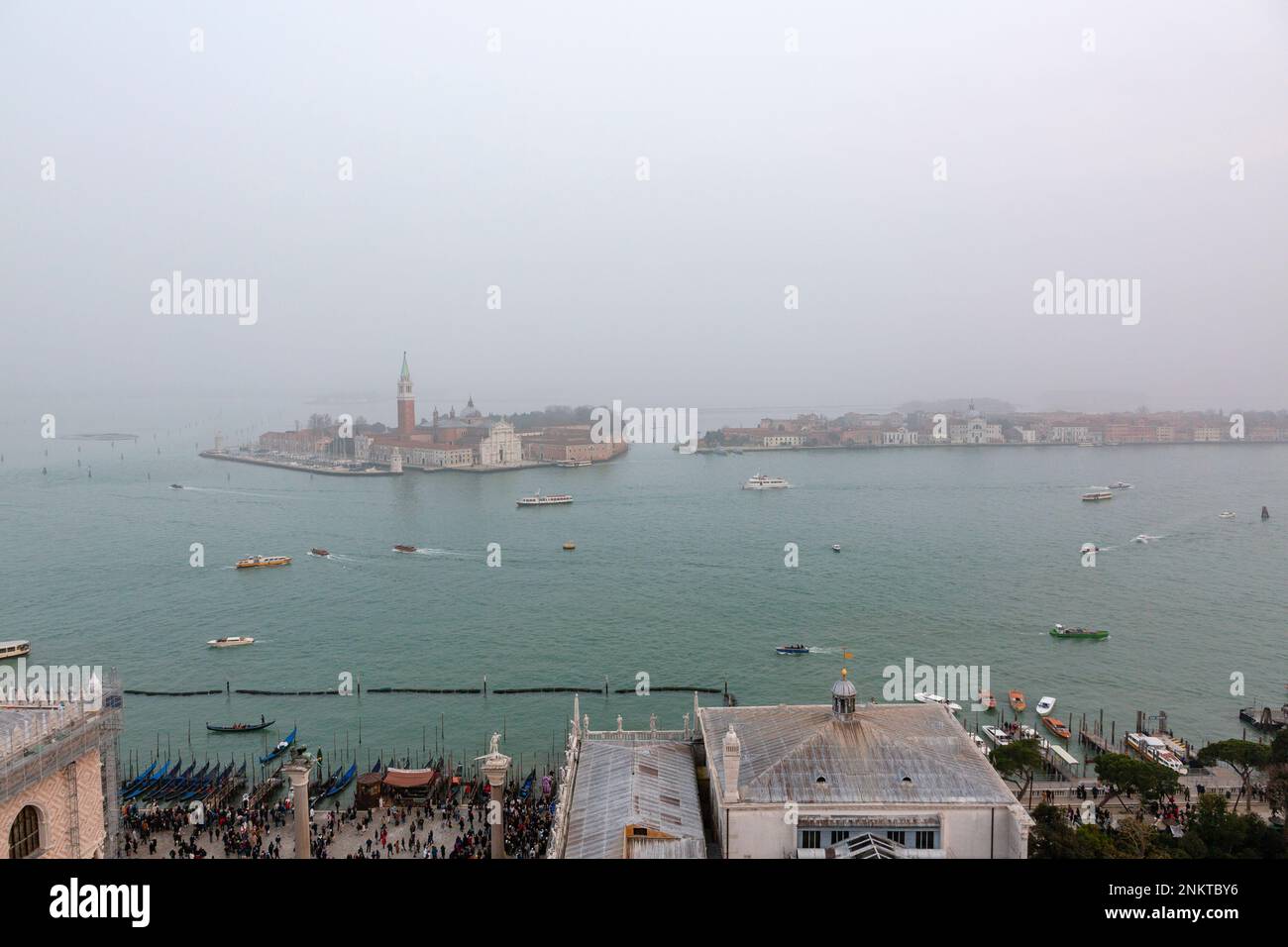 Blick auf die Insel San Giorgio Maggiore vom Glockenturm der Markuskirche aus an einem nebligen Nachmittag Stockfoto