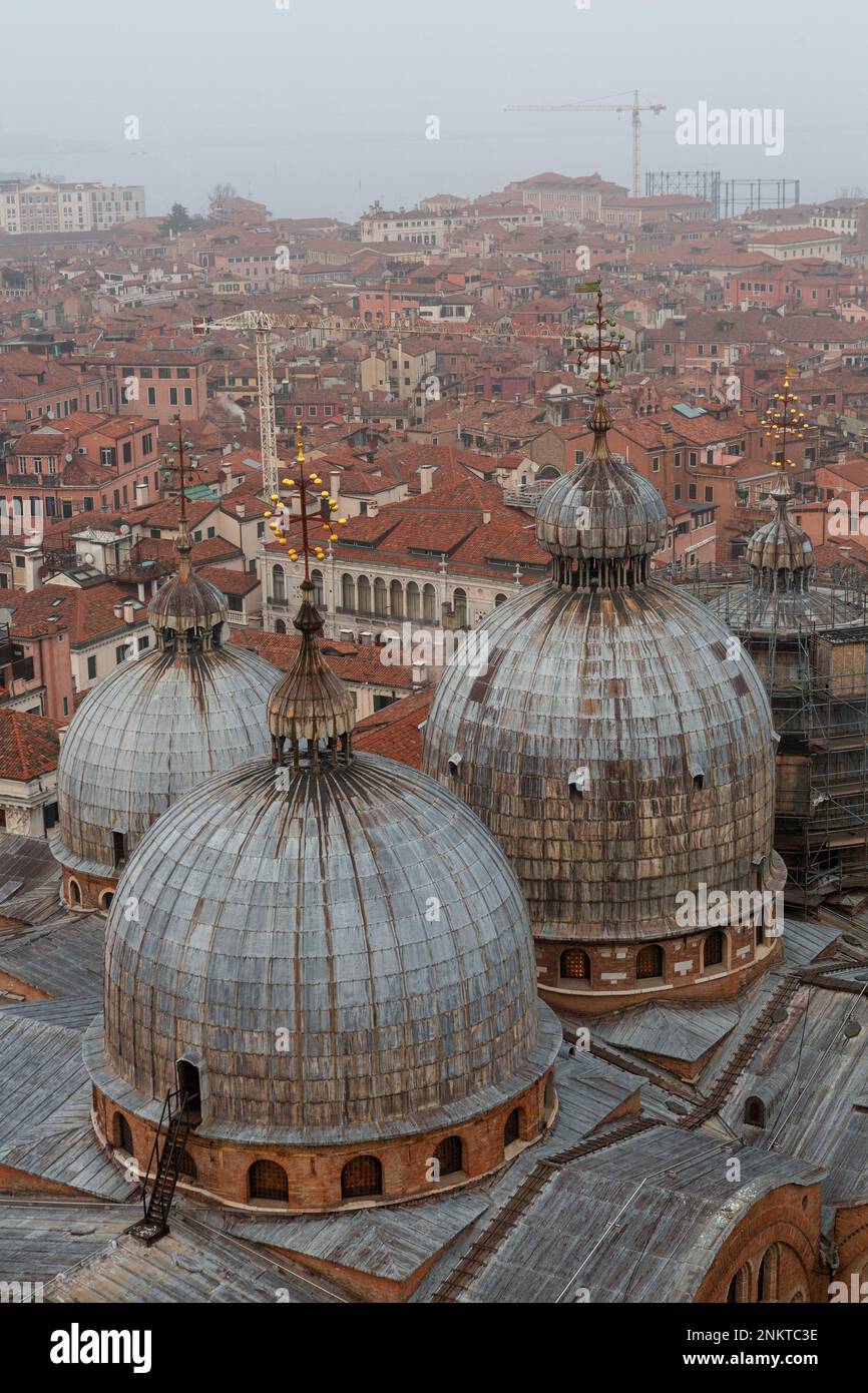 Panoramablick auf Venedig vom Glockenturm von St. Spuren an einem nebeligen Tag Stockfoto