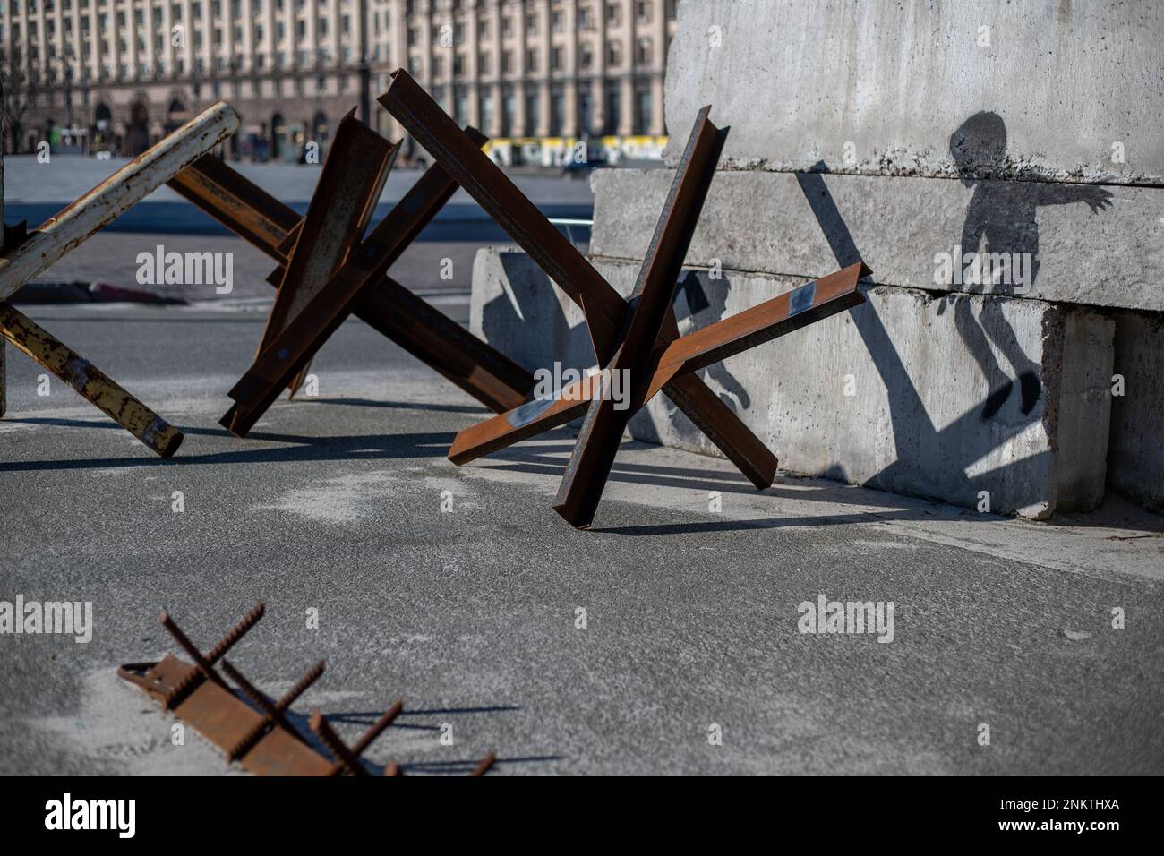 Englische Straßenkünstlerin Banksy auf einem Wandgemälde im Maidan Nezalezhnosti (Unabhängigkeitsplatz) in Kiew, Ukraine, beim Wenden eines Panzerabwehrbehinderns (tschechischer Igel) Stockfoto