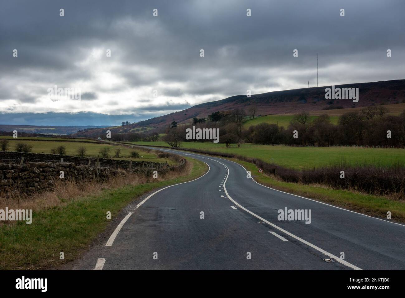 B1257 Straße Richtung Bilsdale Transmitter auf den North York Moors mit dem temporären und Ersatzmast von 2023, North Yorkshire, Engla Stockfoto