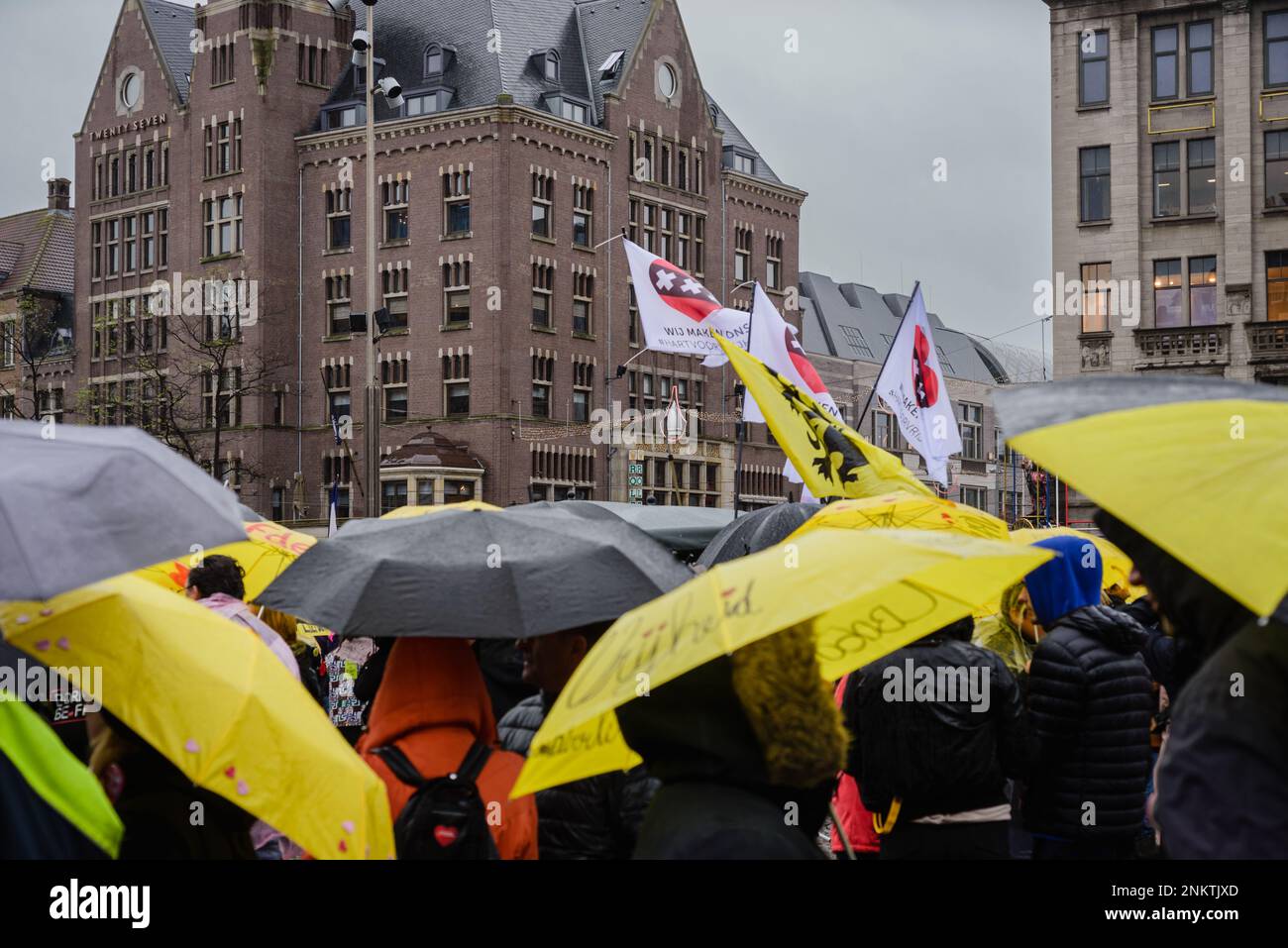 06. November 2022, Amsterdam, Niederlande, versammelte sich trotz offizieller Annullierungsprotester auf dem Dam-Platz. Der Verschwörungstheoretiker David Icke war der Höhle Stockfoto