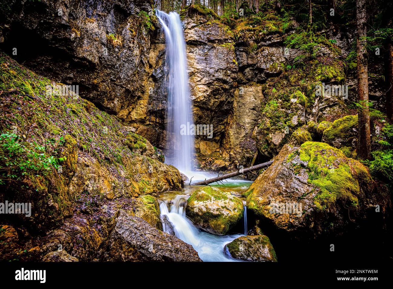 Sibli Wasserfall, Tegernsee, Rottach-Egern, Deutschland, Felsen, Moos, Steine, Bäume, Langzeitbelichtung, unglaublich Stockfoto