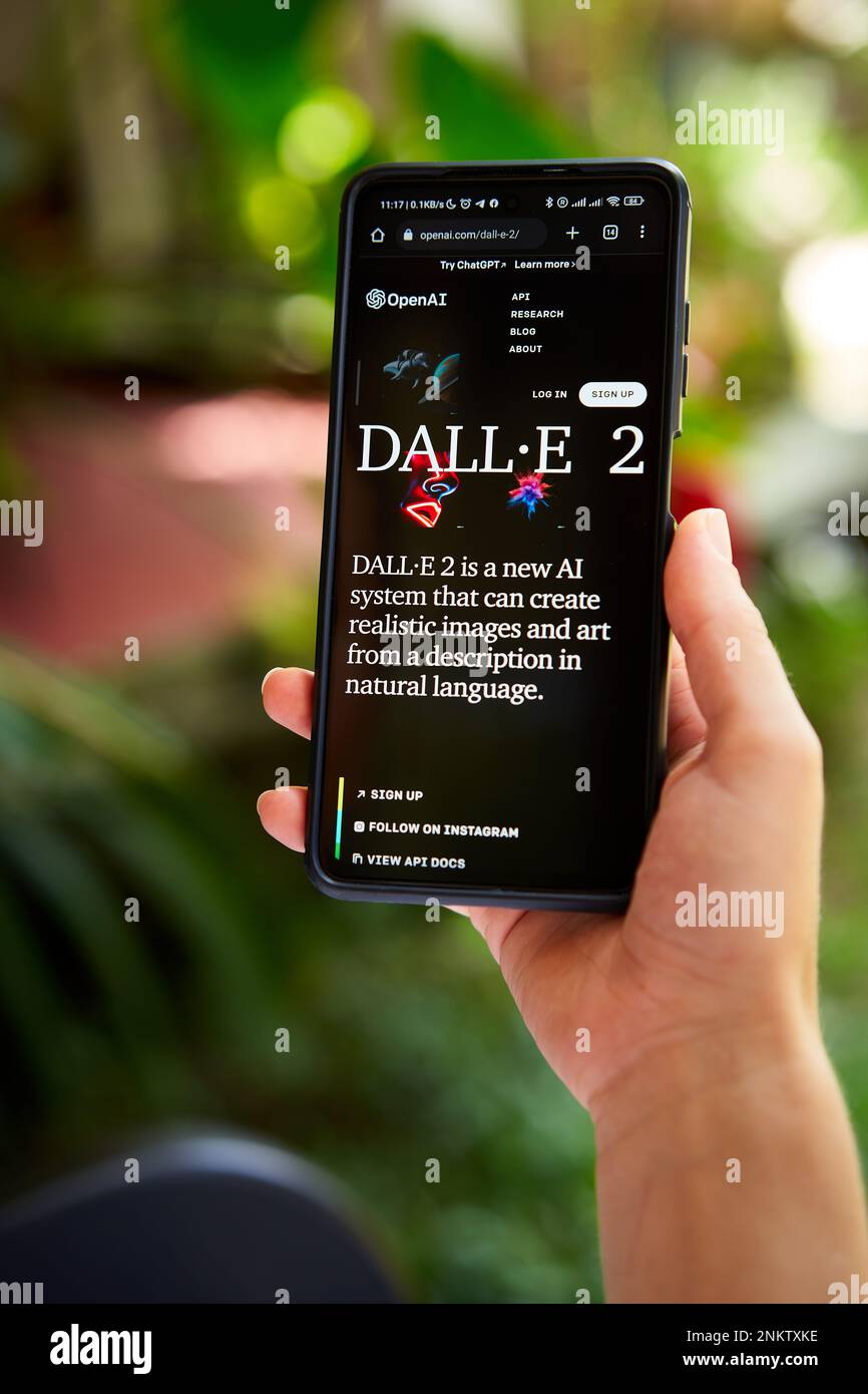 5. Februar 2023, Mirissa, Sri Lanka. OpenAI DALL-E wird auf dem Telefon verwendet. Frau testet künstliche Intelligenz Bildgenerator. Person, die Bilder erstellt Stockfoto