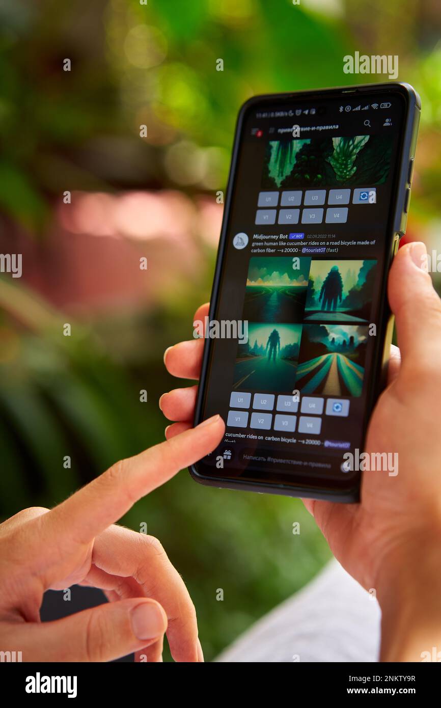 5. Februar 2023, Mirissa, Sri Lanka. Ich benutze Midjourney am Telefon. Frau erstellt Bilder aus Textbeschreibungen mit einem Fotogenerator. Person Stockfoto