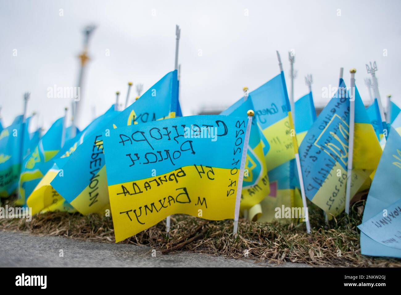 Ukrainische Flaggen zum Gedenken an diejenigen, die während des Krieges nahe dem Maidan-Platz in Zentral-Kiew, Ukraine, am 24. Februar 2023 getötet wurden. (CTK Photo/Vladimir PR Stockfoto