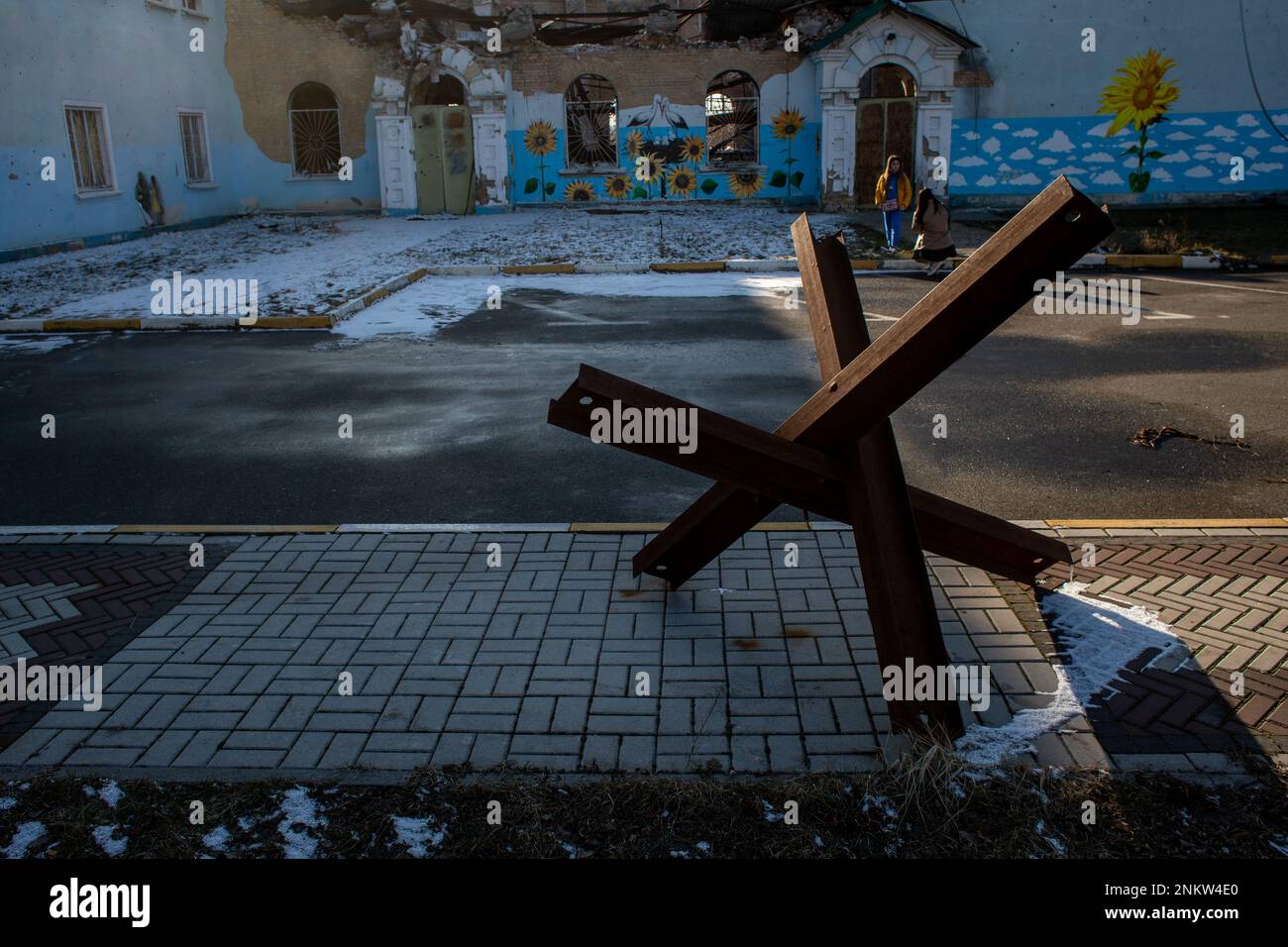 Ein tschechischer Igel in einem Kulturhaus, der während der russischen Invasion in der Stadt Irpin zerstört wurde, hier abgebildet am 23. Februar 2023. (CTK Photo/Vladimi Stockfoto