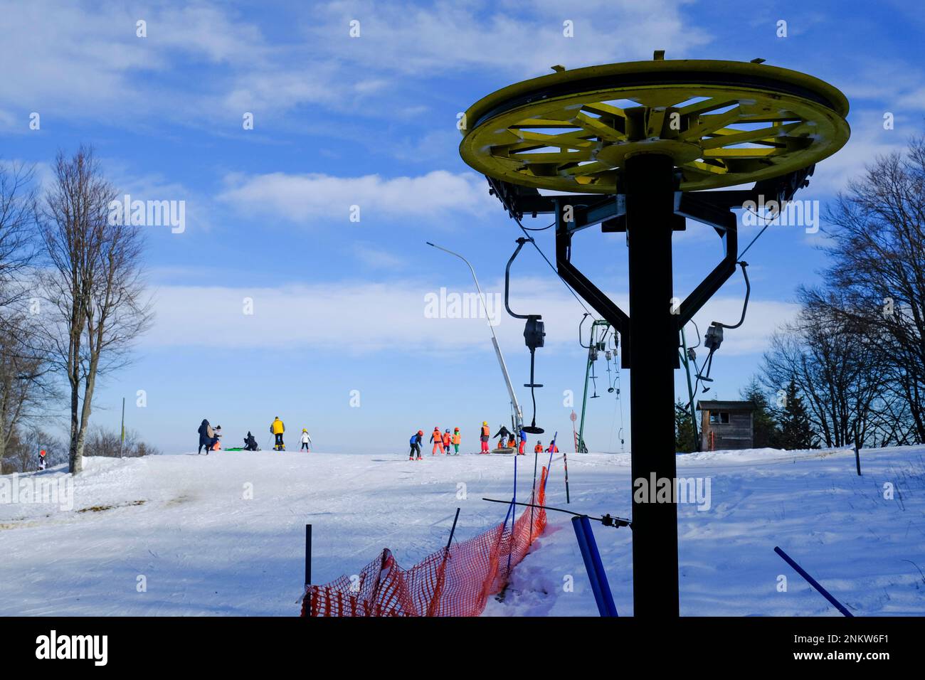 Gabelstapler im Winter in bunten Anzügen auf dem Gipfel der Berge. Schia, Parma, Emilia-Romagna, Italien. Winterurlaub Stockfoto