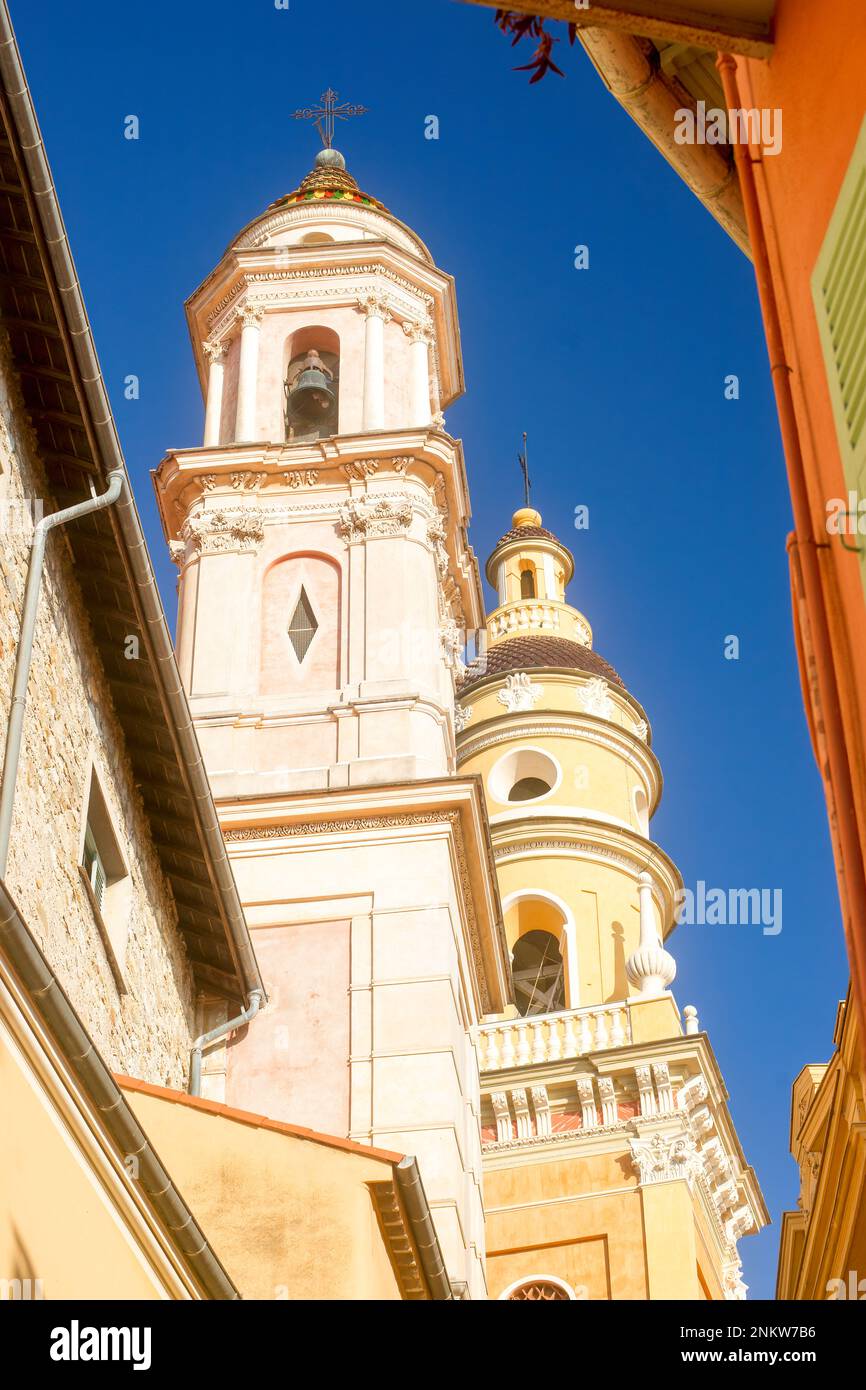 Zwei farbige Glockentürme in Menton, Frankreich Stockfoto