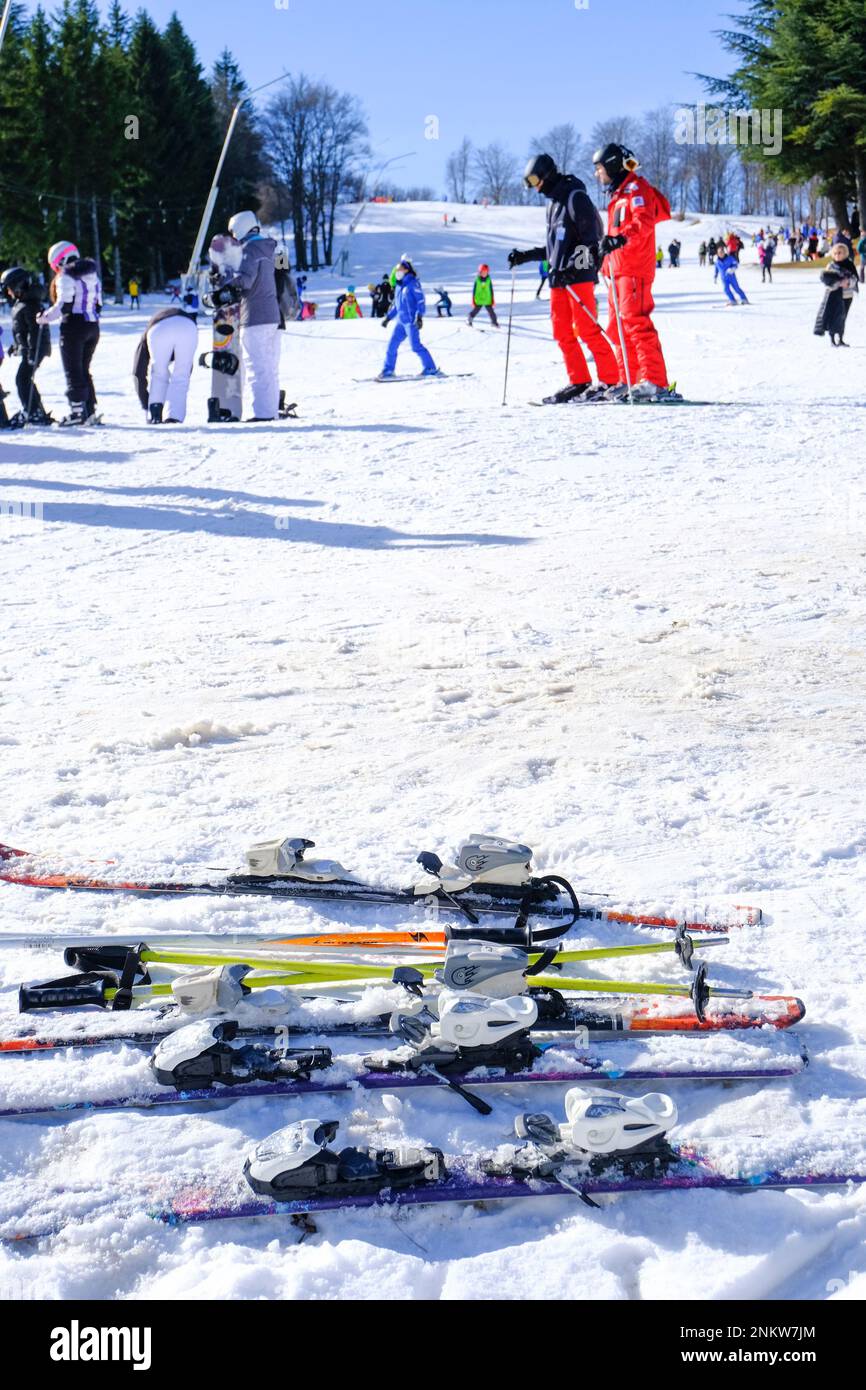 Januar 2022 Schia, Italien: Der Himmel über der schneebedeckten Piste und Skifahrer in der Schlange zum Loft. Blick auf die Berge Stockfoto