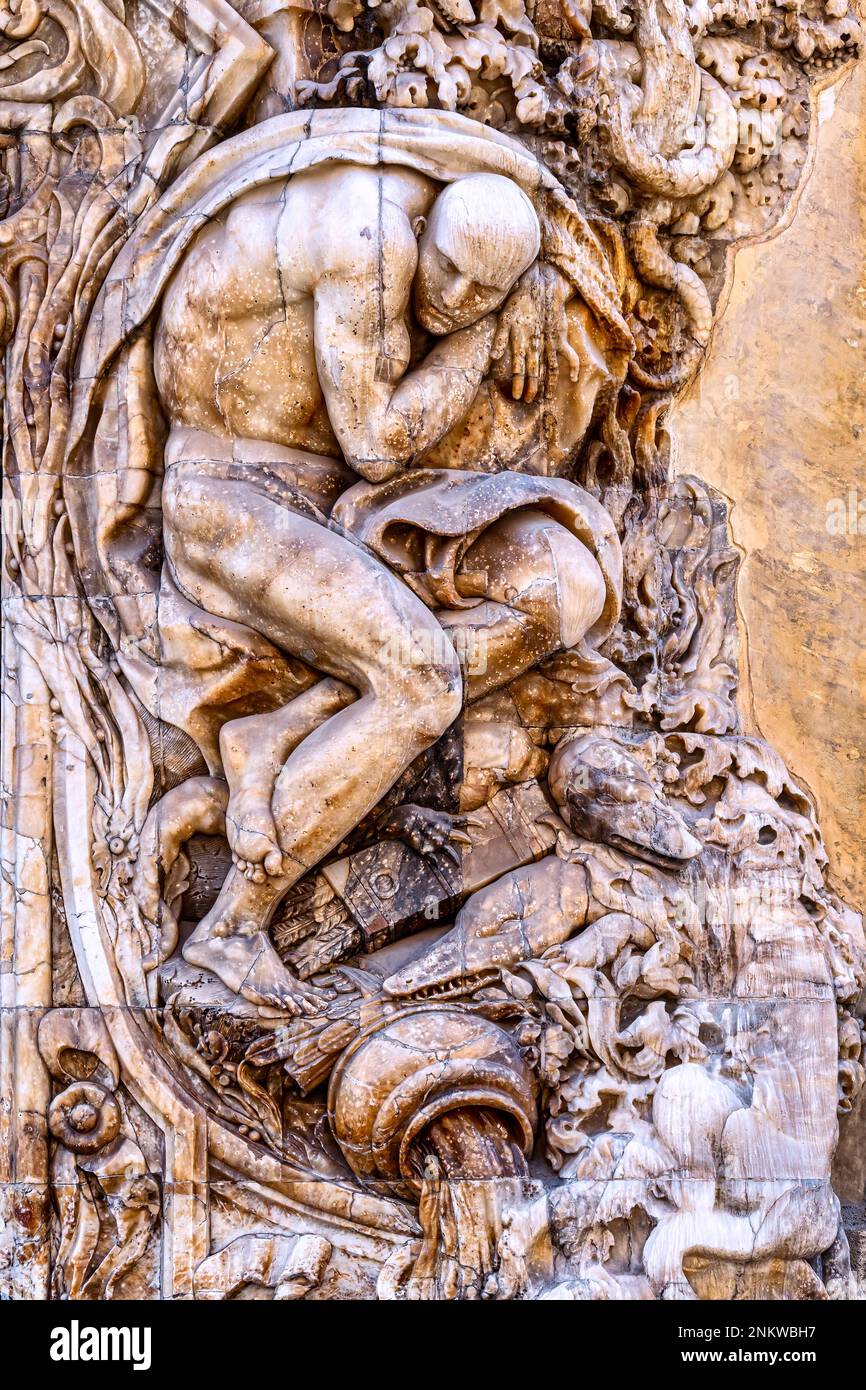 Palast des Marqués de Dos Aguas. Skulptur mit einem männlichen Abbild auf der Seite der Eingangstür. Architektonische Details im berühmten Gebäude Stockfoto