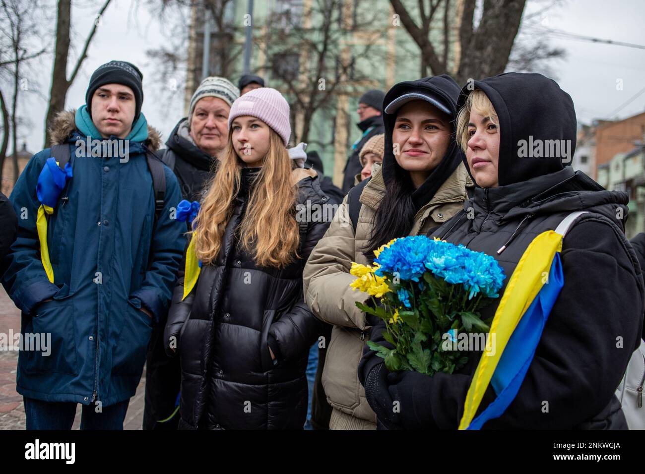Die Menschen respektieren in der Nähe der Erinnerungsmauer gefallener Verteidiger der Ukraine im russisch-ukrainischen Krieg in der Innenstadt von Kiew, vor der St.-Michael-Kathedrale, Ukraine, Stockfoto