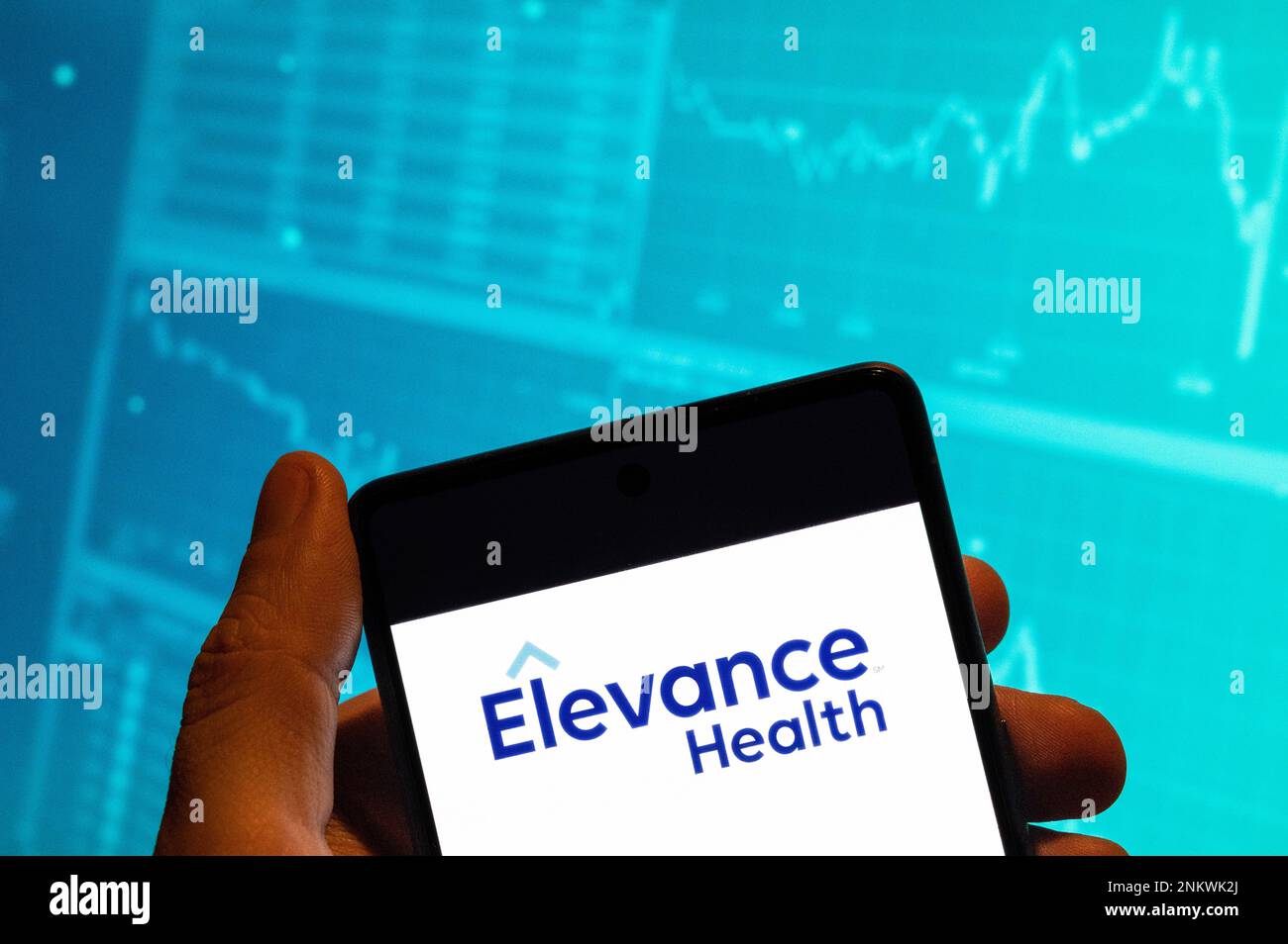 China. 15. Februar 2023. In dieser Fotoabbildung ist das Logo der amerikanischen Krankenversicherung Elevance Health auf einem Smartphone mit einem wirtschaftlichen Börsenindex-Diagramm im Hintergrund zu sehen. (Foto: Budrul Chukrut/SOPA Images/Sipa USA) Guthaben: SIPA USA/Alamy Live News Stockfoto