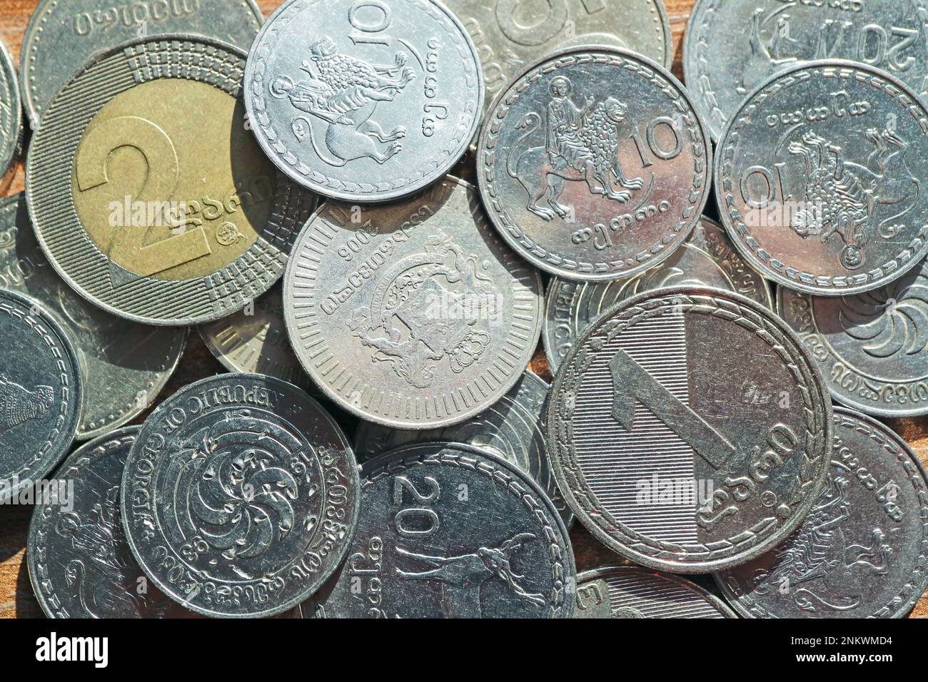 Nahaufnahme der georgischen 1- und 2-Lari-Münzen mit weiteren Münzen Stockfoto