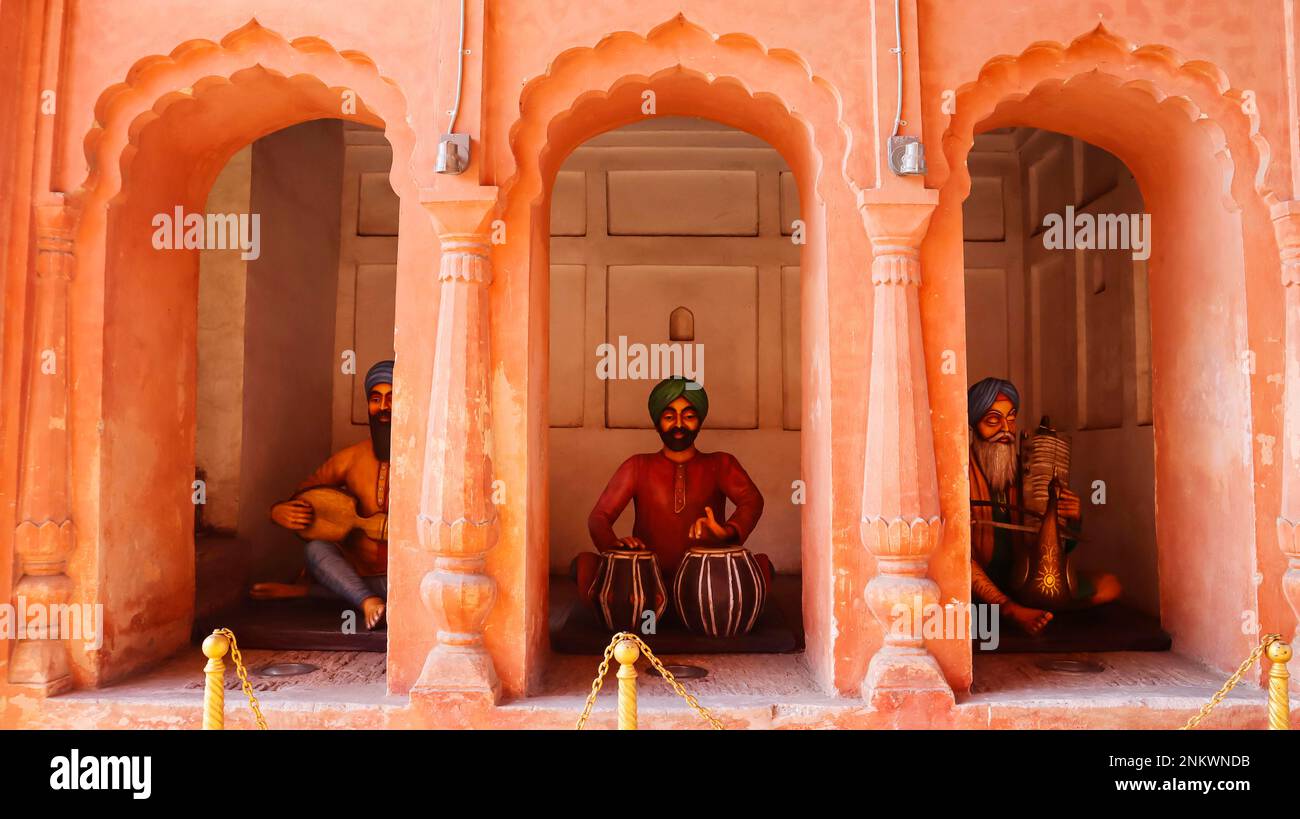 Statuen von Männern, die Musikinstrumente spielen, im Guru Govind Singh Fort, Amritsar, Punjab, Indien Stockfoto