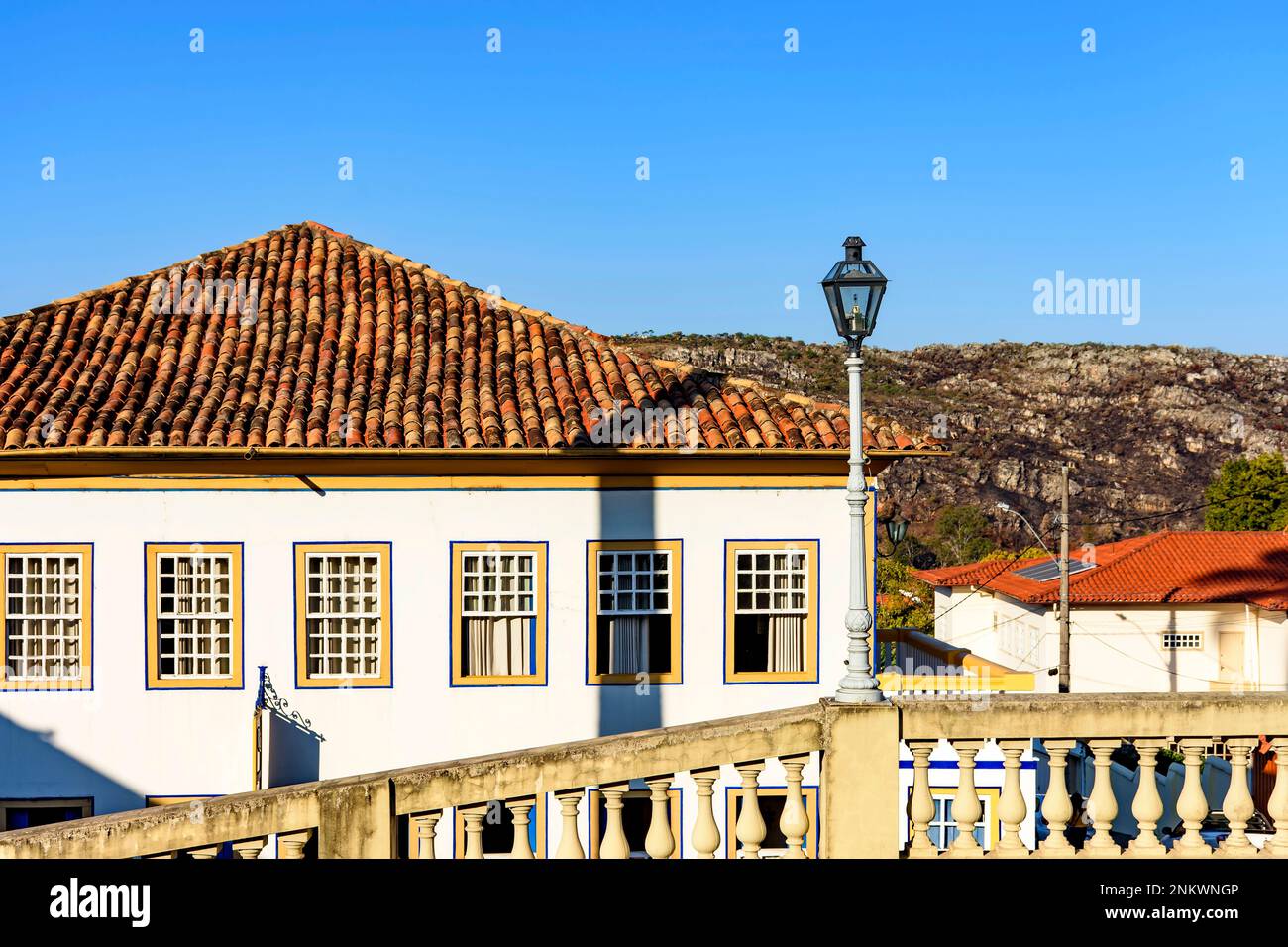 Fassade farbenfroher Kolonialhäuser in der historischen Stadt Diamantina in Minas Gerais mit dem Berg im Hintergrund Stockfoto