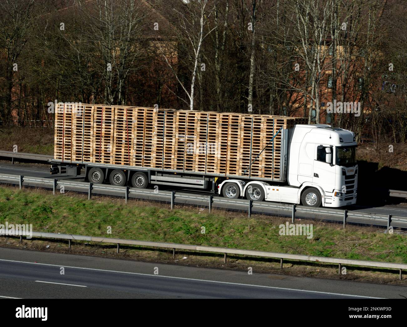 Ein Lastwagen mit Holzpaletten, der an der Anschlussstelle 15, Warwick, Warwickshire, Großbritannien, auf die Autobahn M40 fährt Stockfoto