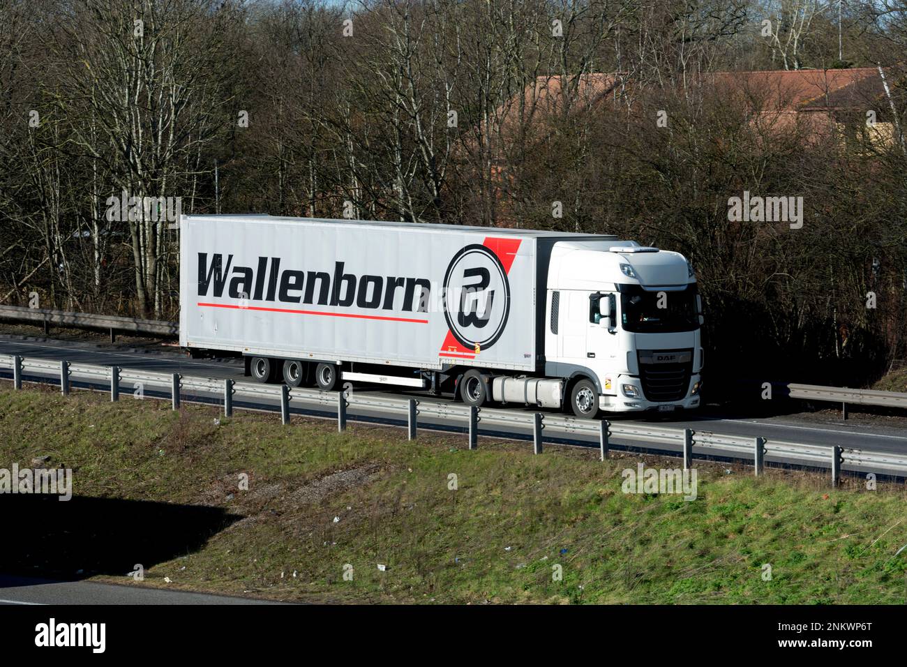 Wallenborn-Lastkraftwagen, der an der Anschlussstelle 15, Warwick, Warwickshire, Großbritannien, auf die Autobahn M40 fährt Stockfoto