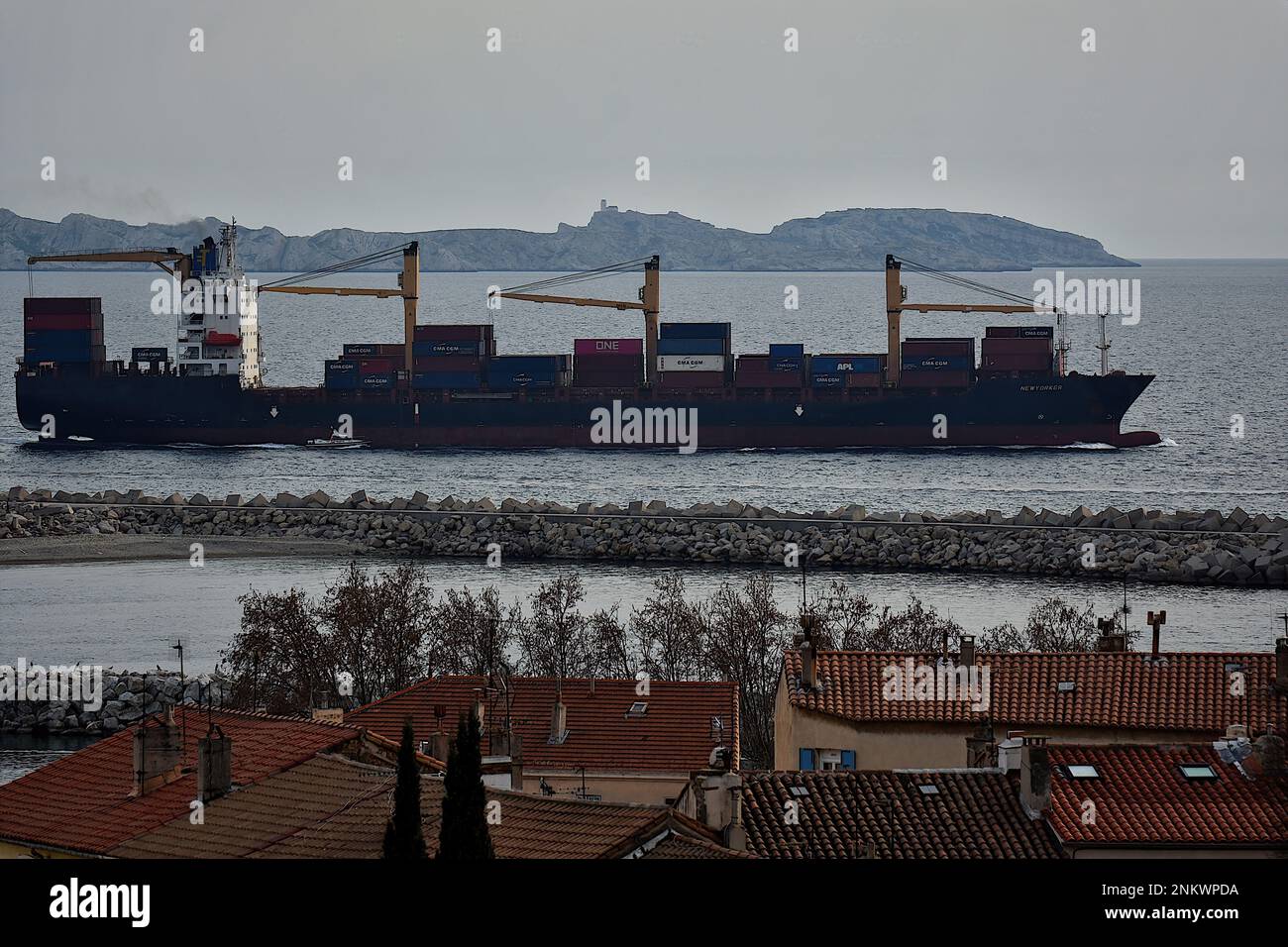 Marseille, Frankreich. 22. Februar 2023. Containerschiff Newyorker verlässt den französischen Mittelmeerhafen Marseille. Kredit: SOPA Images Limited/Alamy Live News Stockfoto