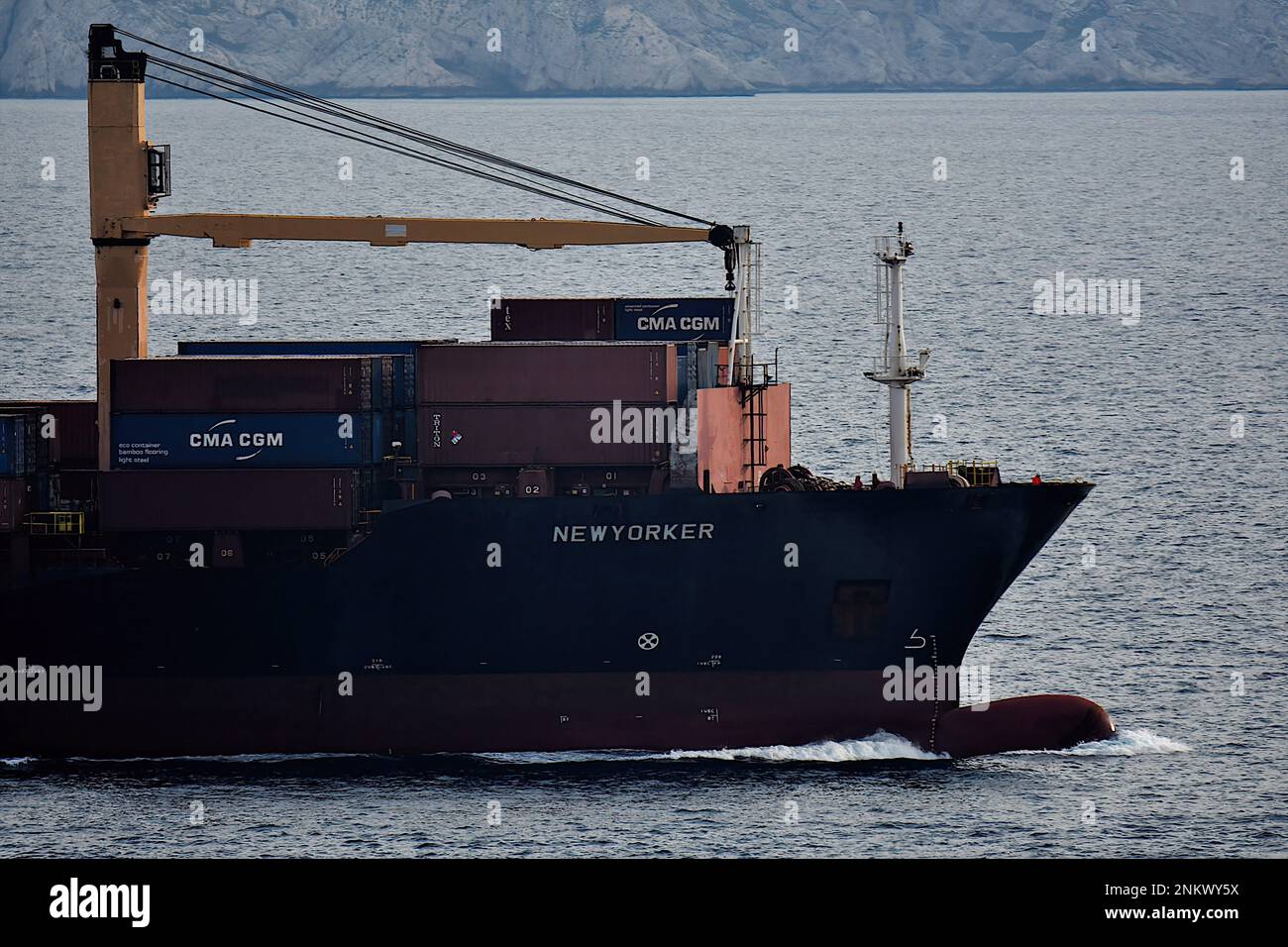 Marseille, Frankreich. 22. Februar 2023. Containerschiff Newyorker verlässt den französischen Mittelmeerhafen Marseille. (Foto: Gerard Bottino/SOPA Images/Sipa USA) Guthaben: SIPA USA/Alamy Live News Stockfoto