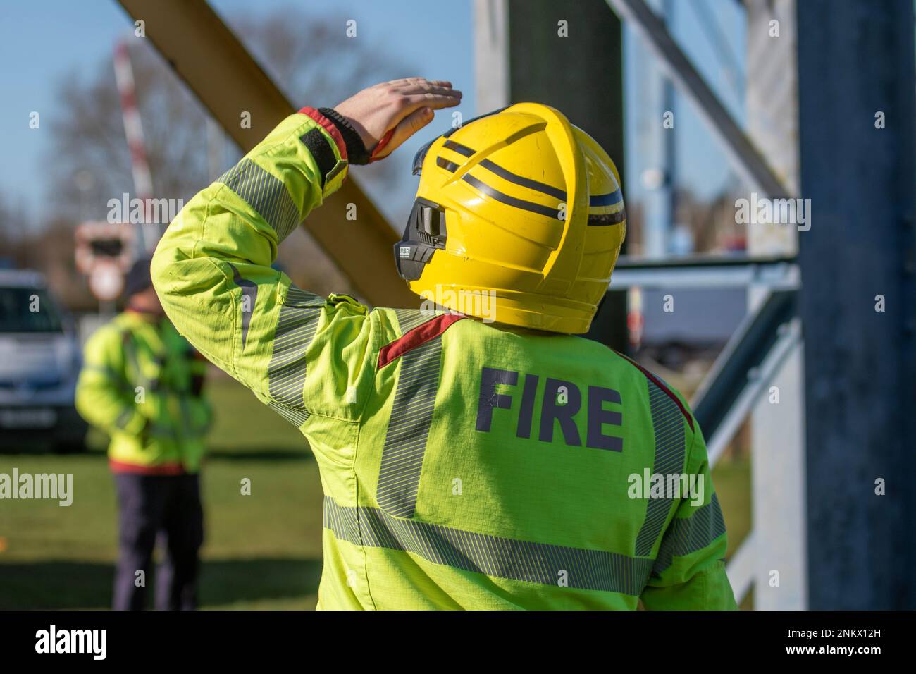 Lancashire Fire and Emergency Rescue Team an einem Trainingstag in Maritime Way, Preston Docks. Verwendung einer AUSZIEHBAREN RETTUNGSLEITER AS Fire & Safety 13,5, die die Bootsaufzüge an den Preston Docks, Riversway, Großbritannien, aufsteigt Stockfoto