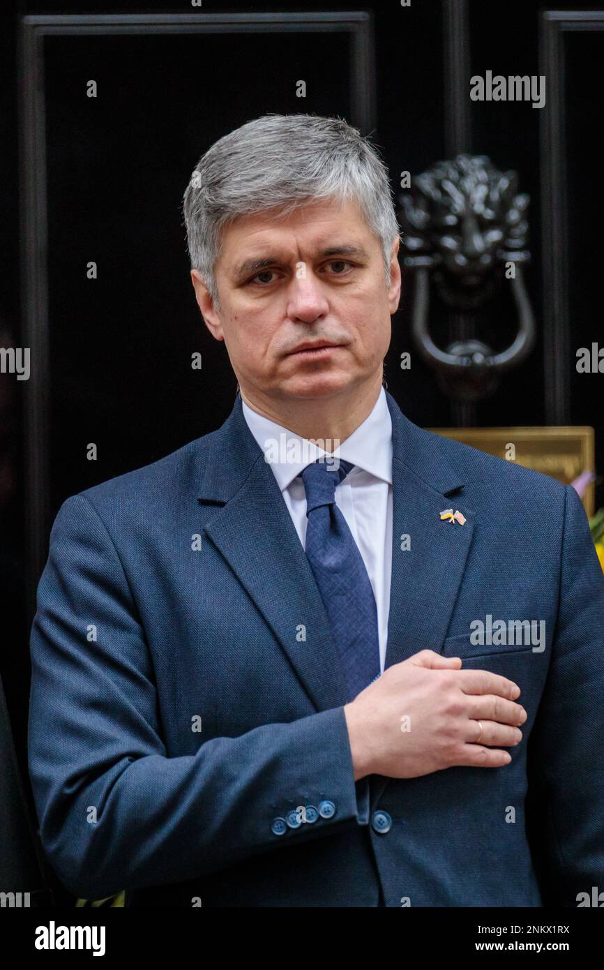 Downing Street, London, Großbritannien. 24. Februar 2023 Der britische Premierminister Rishi Sunak und seine Frau begrüßen den ukrainischen Botschafter im Vereinigten Königreich, Vadym Prystaiko, seine Frau und seinen Sohn, Mitglieder der ukrainischen Streitkräfte und Vertreter jeder Interflex-Nation in der Downing Street. Eine Schweigeminute anlässlich des einjährigen Jahrestages der massiven russischen Invasion der Ukraine einzulegen. Foto: Amanda Rose/Alamy Live News Stockfoto