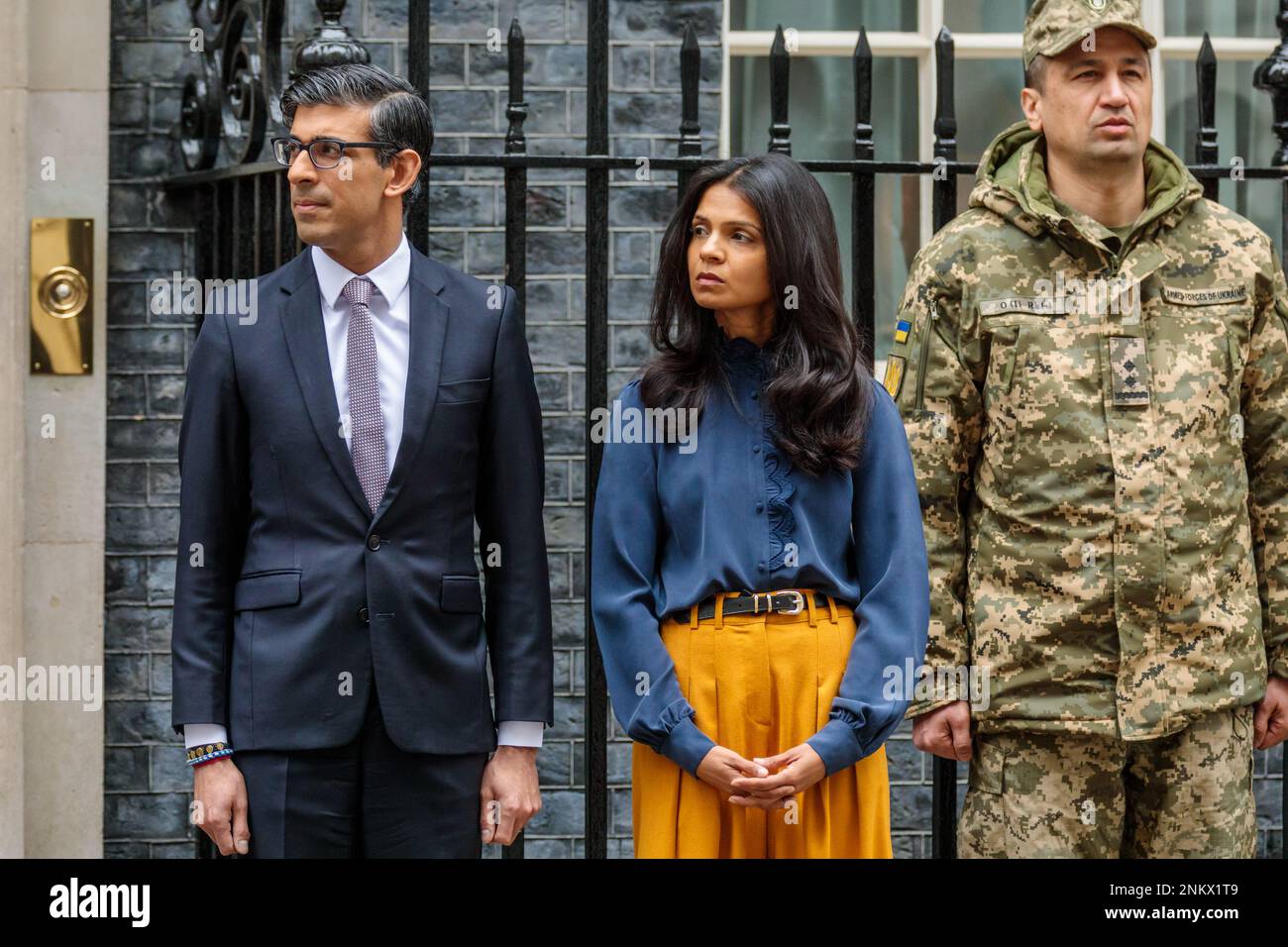 Downing Street, London, Großbritannien. 24. Februar 2023 Der britische Premierminister Rishi Sunak und seine Frau begrüßen den ukrainischen Botschafter im Vereinigten Königreich, Vadym Prystaiko, seine Frau und seinen Sohn, Mitglieder der ukrainischen Streitkräfte und Vertreter jeder Interflex-Nation in der Downing Street. Eine Schweigeminute anlässlich des einjährigen Jahrestages der massiven russischen Invasion der Ukraine einzulegen. Foto: Amanda Rose/Alamy Live News Stockfoto