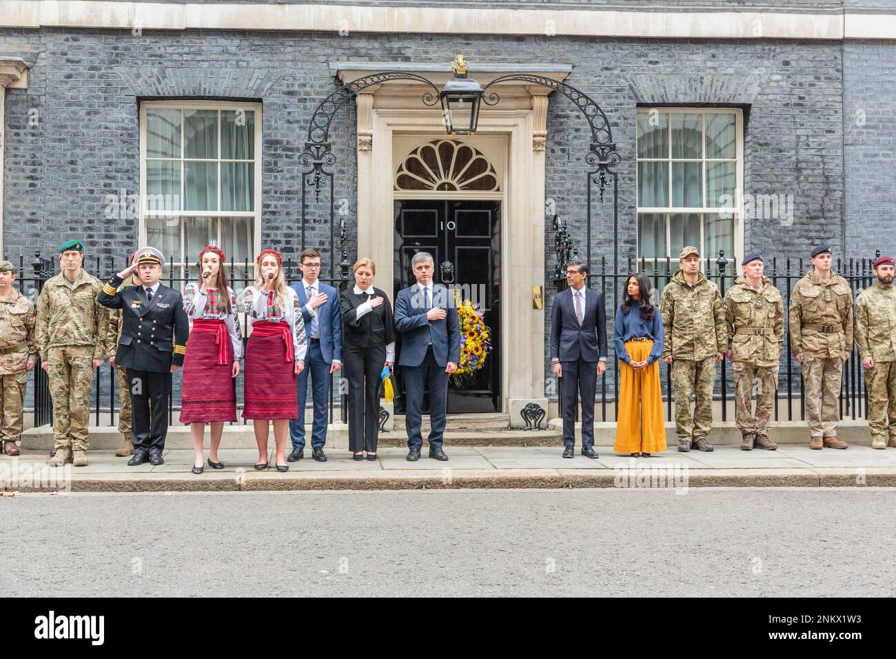 Downing Street, London, Großbritannien. 24. Februar 2023 Der britische Premierminister Rishi Sunak und seine Frau begrüßen den ukrainischen Botschafter im Vereinigten Königreich, Vadym Prystaiko, seine Frau und seinen Sohn, Mitglieder der ukrainischen Streitkräfte und Vertreter jeder Interflex-Nation in der Downing Street. Eine Schweigeminute anlässlich des einjährigen Jahrestages der massiven russischen Invasion der Ukraine einzulegen. Foto: Amanda Rose/Alamy Live News Stockfoto