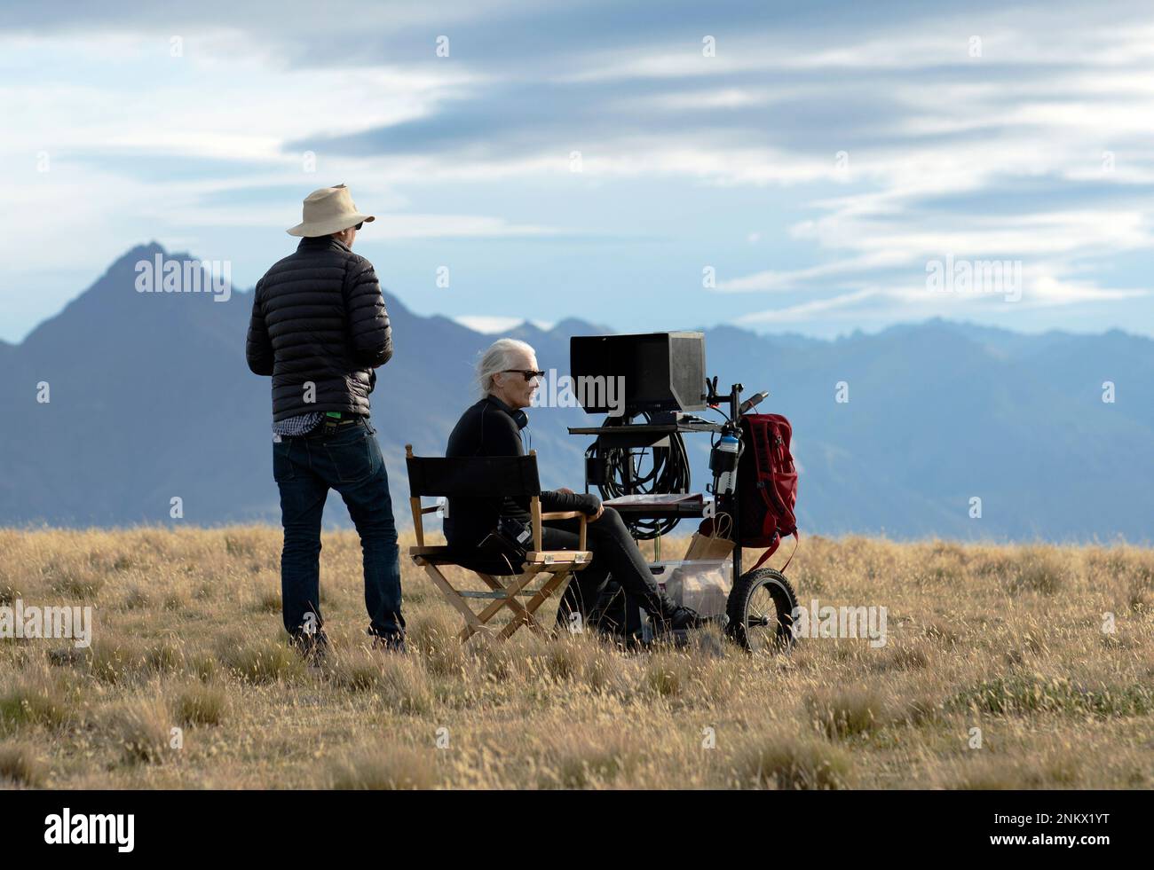 This image released by Netflix shows Associate Producer Phil Jones, left, and director Jane Campion during the filming of "The Power of the Dog." (Kirsty Griffin/Nerflix via AP) Stockfoto