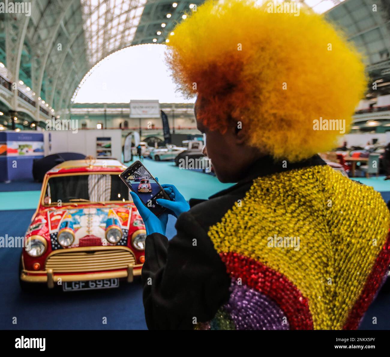 London UK, 24. Februar 2023 Georges mini cooper s/radford mini de Ville GT als Ergänzung zu den Feierlichkeiten auf der London Classic Car Show, Es wird perfekt mit George Harrisons 80. Geburtstag sowie dem 60. Jahrestag des Debütalbums der Beatles, Please Me, und dem ersten Hit der Band, von mir an dich, zusammenfallen. Die im März 1963 aufgenommen wurde und nur wenige Monate später die Spitze der britischen Charts erreichte. Classic Car Show 24-26. Februar 2023 Paul Quezada-Neiman/Alamy Live News Stockfoto