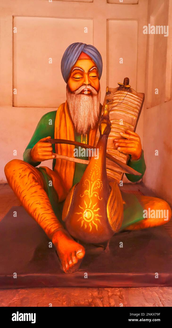 Statue eines Mannes, der Musikinstrument spielt, im Guru Govind Singh Fort, Amritsar, Punjab, Indien Stockfoto