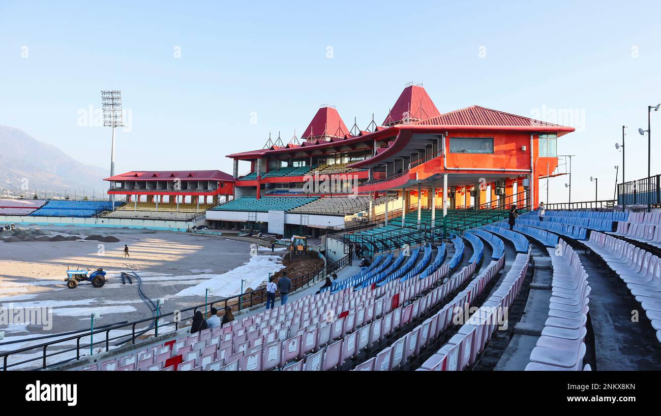 INDIEN, HIMACHAL PRADESH, DHARAMSHALA, Dezember 2022, Menschen im Dharamshala Cricket Stadium Stockfoto