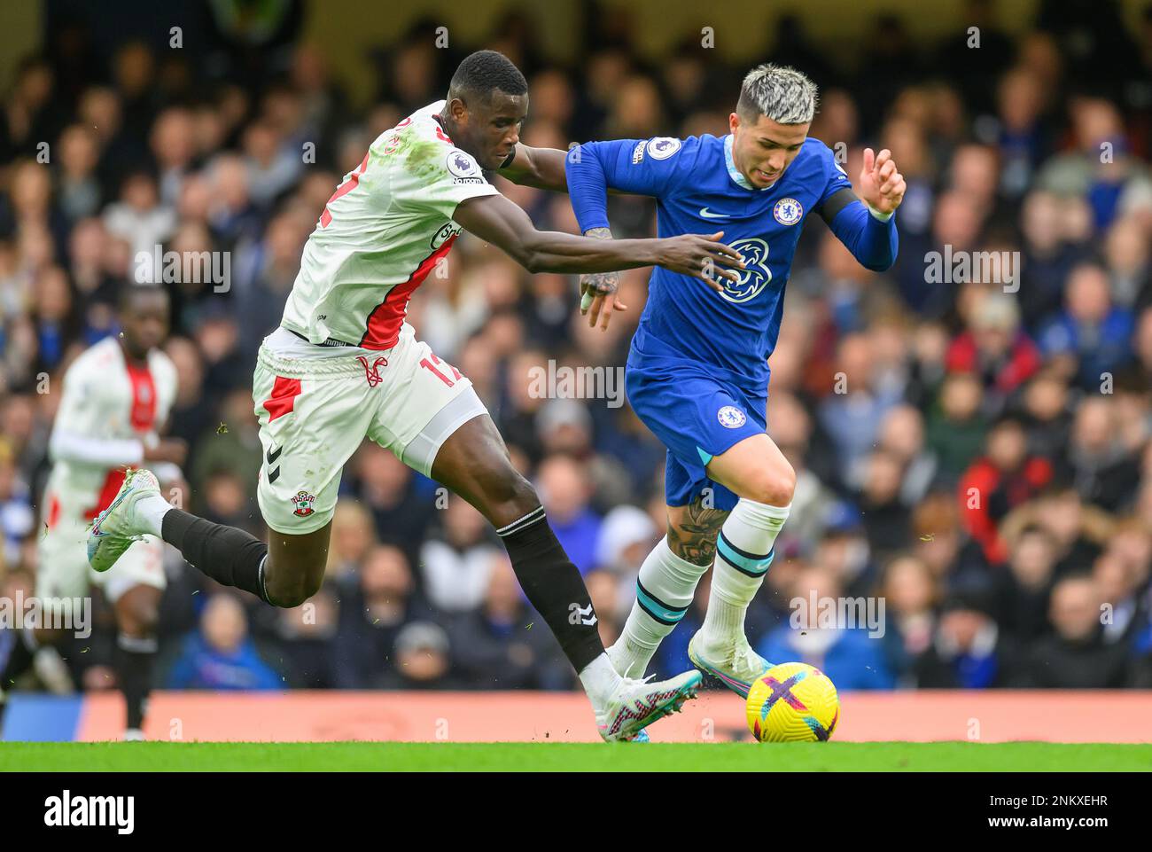 18. Februar 2023 - Chelsea gegen Southampton - Premier League - Stamford Bridge Enzo Fernandez von Chelsea und Ebere Paul Onuachu während des Premier League-Spiels gegen Southampton. Bild : Mark Pain / Alamy Live News Stockfoto